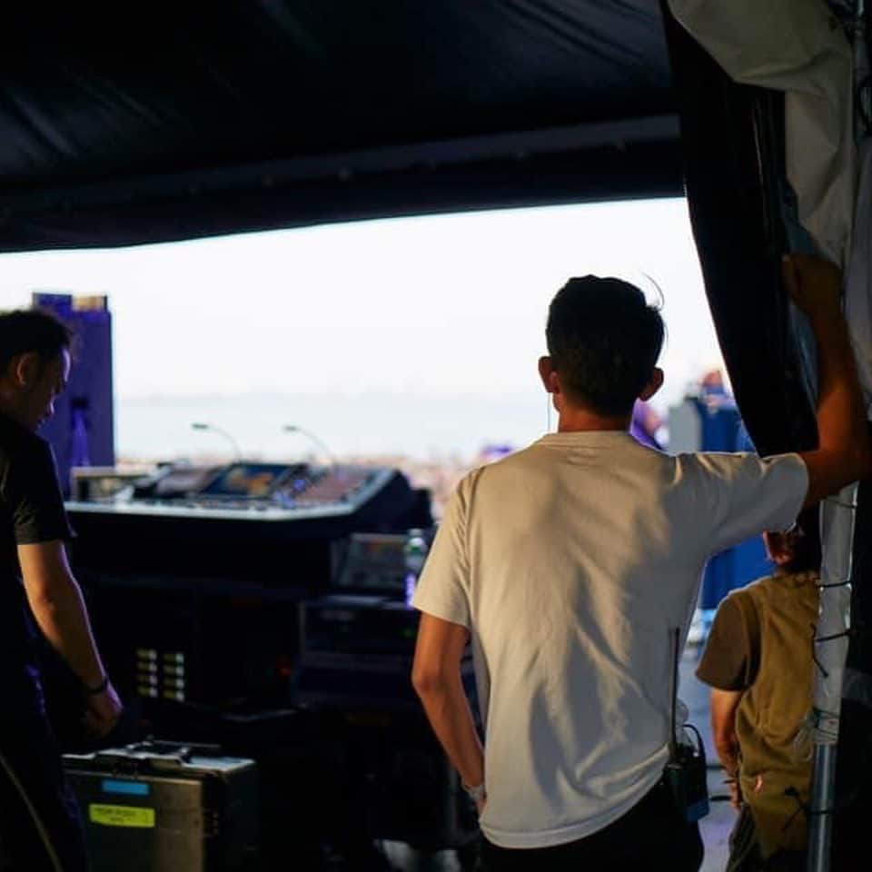 渋木さやかのインスタグラム：「【🎸🎵🍻🧘🏻‍♀️🖼🎥】⠀ オーガナイザーである夫のフェス GREENROOMFESTIVAL 5月から9月へ延期.そして本日開催中止のお知らせを発表しました.  ⠀ 夫は、朝からずっとSNSで皆さんのコメントを読みながら感動しています. (なんならちょっと泣きそうになってます)  皆さんありがとうございます🥺 夫がガクーンとなで肩になっていたのに、ほんの少し元気になったみたいです。 そして、夫の公式コメントも読んで欲しいです。 普段は口下手もいいとこなのに、とてもとても気持ちがこもってるなって思うんです😭(親バカみたいな夫バカ ⠀  来たる開催に向けてのクラウドファウンディングも引き続きやってますので、GREENROOMFESTIVALを楽しみにしてくださっている皆さま、ご支援をどうぞ宜しくお願いします. 🥺🙏 シェアしてくださると嬉しいです.   ⠀ ↓夫の公式コメント⠀ 毎年GREENROOM FESTIVALを楽しみにしてくれていた皆様には大変申し訳ない気持ちでいっぱいですが、今は皆様の健康と国内の感染拡大を食い止めることを最優先に、このような判断に至りました。 昨年から今年の5月開催に向けて準備を進め、9月に延期が決定し、今回の中止が決まるまで約1年に渡りギリギリの調整を続け、協力してくれたアーティスト、スタッフ、関係者の皆様、チケットを購入して、楽しみにしてくれていたお客様には感謝しかありません。 本当にありがとうございました。  失ったものはお金だけ。 考える頭も熱い気持ちも、行動する体もある。 協力してくれるアーティストや仲間も家族もいる。 最高の制作チームやスタッフもいる。 その時その場所その瞬間だけの五感で感じる最高のライブエンターテイメントと感動体験を届けたい。 音楽とアートの力を強く信じています。 どんな時代や状況でも、音楽やアートは人々の心を癒し、励ますと。  この状況を乗り越え、また皆様と一緒に心地よい横浜の青空のもとでグッドミュージックに体を揺らし、乾杯できる日を心より願っています。  今年実現できなかったGREENROOM FESTIVAL。5月延期から9月開催断念、そして、来年5月の開催に向けて、３回分の思いを込めて最高なフェスティバルを皆様にお届けできるよう、より一層頑張ってまいります。  Festival Goes on!  GREENROOM FESTIVALオーガナイザー　釜萢 直起 ⠀ #greenroomfestival #greenroomfestival2020 #festivalgoeson ⠀ 前半のかっこいいpic @pakoksun」