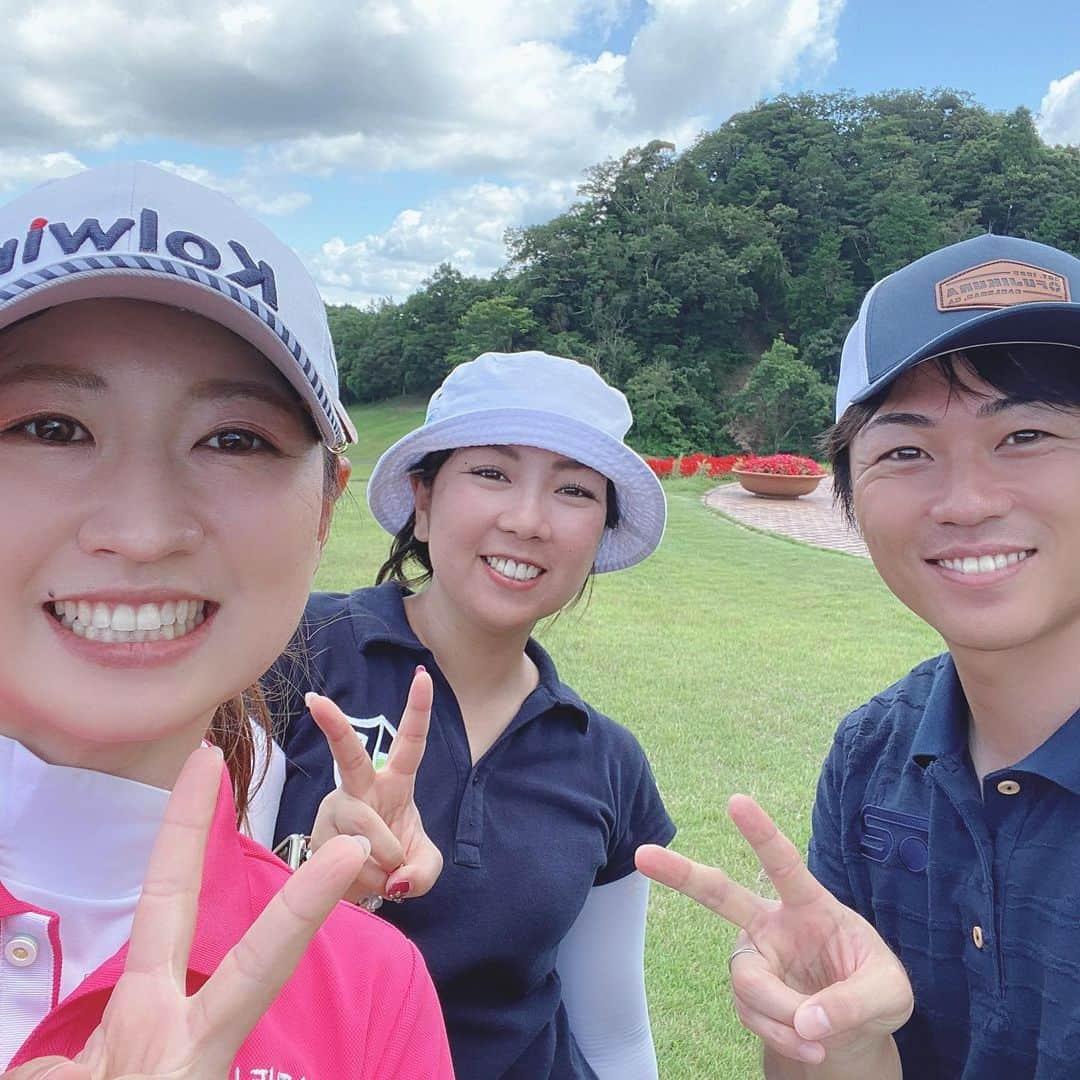 川満陽香理さんのインスタグラム写真 - (川満陽香理Instagram)「今日のゴルフはさつきと楽しい１日💓  そして @hrkgolf.official  綾田紘子ちゃんにオリジナルのマーカーを作ってもらって初ラウンド⛳️🏌️‍♂️  デザインの相談もできたし ひろちゃんすごくセンス良くって イメージとか色も雰囲気も すごく好きな感じに仕上がってたんです〜‼️  とっても可愛い♡♡♡  ひろちゃんありがとう🥰🥰  これからのゴルフで グリーン上やキャップの上で 癒してもらえそうです💓 いっぱいバーディー呼び込んでねっ😆❤️  今度は誰かにプレゼントしたくなったので、 また相談にのってもらおう♪  @hrkgolf.official のぞいてみてくださいねー！  ひろこちゃんのhrk 既視感あると思ったら 私もひかりのhrk一緒やった🙌😆  #ゴルフコーデ #ゴルフ女子 #ゴルフ  #Kolwin #GOLF5 #女子ゴルフ  #オリオンビール　#カストロール @chojyunosato_official」8月1日 23時09分 - hikari.kawamitsu