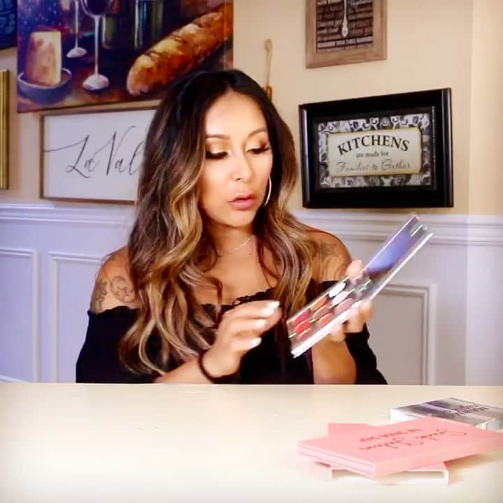 ニコール・ ポリッツィのインスタグラム：「IM BACK💋 On YouTube! Subscribe Mawmas! & enjoy my New Shadows 😘」