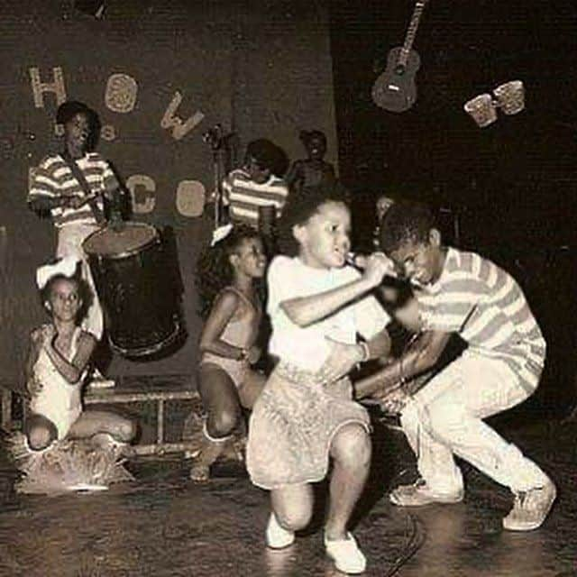 Bruno Gagliassoさんのインスタグラム写真 - (Bruno GagliassoInstagram)「(@rosa_cintiarosa) Essa menina cantando no palco sou eu! Entrei no Grupo de Teatro do Nós do Morro, no Vidigal, aos 8 anos de idade. Nunca tinha assistido a um espetáculo teatral. Foi tão mágico! Eu podia viver qualquer personagem. Desde de uma sementinha nascendo até aos personagens das histórias de Machado de Assis com aqueles lindos vestidos longos. Eu acreditava nisso, aprendi a ser ARTISTA. Nunca me disseram que a cor de minha pele seria um “problema” pra viver personagens. Nos palcos eu podia TUDO, mas na TV da década de 80 não via ninguém parecido comigo. A única mensagem que eu recebia daquela tela era a de que eu precisava ter aquela beleza, ter cabelos lisos e ser branca. Simples assim! Não era fácil me olhar no espelho e enxergar que eu não tinha aquela aparência. Que eu queria trilhar uma carreira em que o teatro me fez acreditar que eu podia ser quem eu quisesse e na real mesmo eu só recebia NÃO. Ou então, um sim, mas para papéis cheios de esteriótipos! Nunca desacreditei, mas não foi nada fácil!  Cheguei aos 40 anos. Ufa! Vivi bons personagens, no cinema, no teatro, alguns na TV, mas continuo entendendo que, apesar do movimento feito, o caminho é muito longo ainda!  Enquanto não houver oportunidades para mais DIRETORES NEGROS, AUTORES NEGROS, PRODUTORES DE ELENCO NEGROS, ATORES NEGROS e espaço efetivo pra contarmos nossas PRÓPRIAS histórias, continuaremos andando em círculos! Luto por um espaço artístico mais inclusivo, representativo e democrático. É disso que precisamos!」8月1日 23時16分 - brunogagliasso