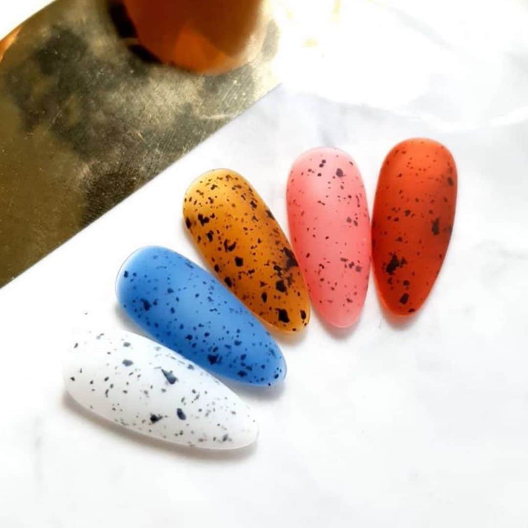 のインスタグラム：「와우!! 1차 사전예약에 성공하셨네요! 하루만에 완판되버린 #달마시안젤 시리즈😭😭😭  대한민국에서 가장 처음으로 받으신거 축하드립니다!! 부럽습니다😏😏😏 별빛네일에 이어 달마시안젤로 가을까지~~ 쭈욱‼️ 매출 대박나실거예요🙏🏻🙏🏻🙏🏻. 고민은 배송만 늦출뿐😂😂😂  #repost @nail_casting ・・・ #달마시안젤 #아이스젤 #분위기무엇 별빛네일에 이어 신상컬러🔥 무려 사전예약해서 제일 처음 받아봤어요🤭 가을에 바르면 너무 예쁠거같쥬( ˃̣̣̥᷄⌓˂̣̣̥᷅ ) . . 택배오자마자 바로 발색해봤는데 진짜 미쳐따리..ఠ_ఠ 사은품으로 온 #페이퍼매트탑 도 발림 매트느낌 넘나 좋구용🤍🖤 . @icegelnail 달마시안젤🤍🖤」