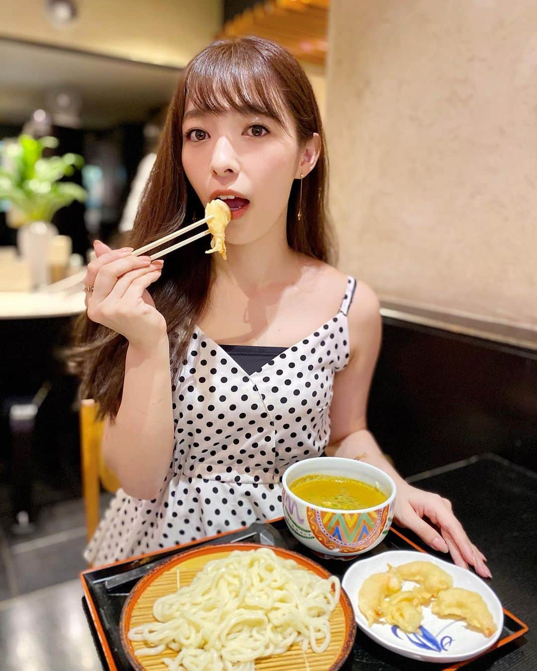 岩根沙恵子?さえみるさんのインスタグラム写真 - (岩根沙恵子?さえみるInstagram)「🍤あーん😮💗 一味違う！美味しい海老天カレーうどん！ 久しぶりにおうどん食べた🤤♡ . 今回ランチでお邪魔したのは 細打ちうどん【竹や】さん✨ 入り口には緑鮮やかな竹があり、和感を感じられます。のれんは白でエントランスから雰囲気が好きでした。 . 今回は大人気の［海老天カレーうどん］の冷や盛り♡ 海老は小ぶりでプリプリ食感！全く油っこくなくってとても美味しかった🥺♡ぺろりと食べられました♥︎ (わたし脂っこいもの苦手なので敏感😂) しかも、５尾も！ だから次回はお酒を飲みながらつまみにしながらも良いかもって思ってる😝🍷💖 ↓ それからね、スープが旨味たっぷりでクリーミーさがあるの！いわゆるカレーうどんのスープではないです♪ 美味しくて美味しくて、珍しくスープたくさん飲んじゃった🥺💖 . 管理栄養士でも、もちろん炭水化物取りますよ🤣 「どうやって栄養管理してるんですか？」って聞かれるけど、栄養バランスを無意識に考えて食べてはいるけど、炭水化物食べない！資質抜く！とかそういうのはしてないです☺️ストレスの方が良くないと思うし、過度な炭水化物抜きは良くないと思っています🌸 . ってことで、今回は大満足なランチ！！ 完全にリピ決定です！ 店内もお店のロゴが飾ってありおしゃれで、雰囲気もよく、ゆっくり食べられました。またお邪魔します！ . 📍東京都文京区湯島1-9-15茶州ビル1階 . #竹やうどん #海老天カレーうどん #御茶ノ水ランチ #御茶ノ水うどん #御茶ノ水グルメ #pr #トリドリベース #カレーうどん定食 #カレーうどん #カレー好き #御茶ノ水駅 #神田グルメ #神田ランチ #コロナフードアクション #うどんランチ #おしゃれランチ #都内ランチ #駅近ランチ #管理栄養士 #ランチタイム #ochanomizu #うどんスタグラム」8月1日 23時18分 - saemiltiii