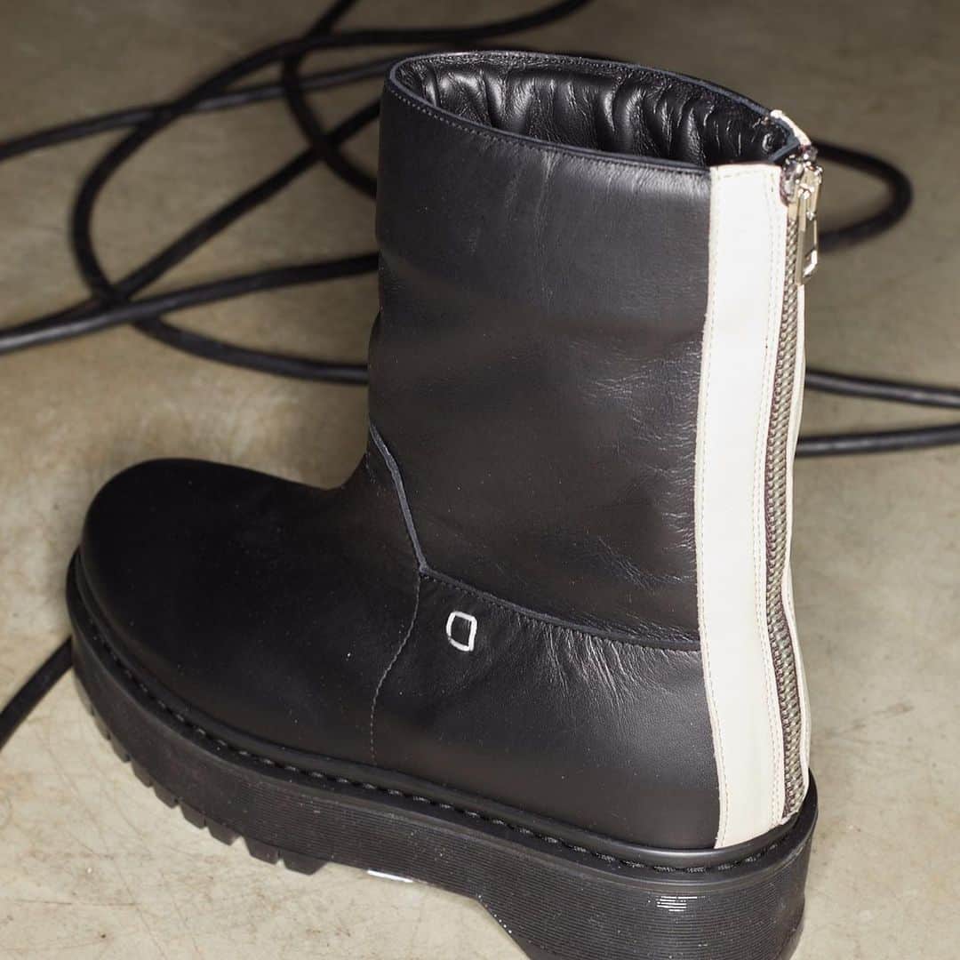 コレクションプリヴェさんのインスタグラム写真 - (コレクションプリヴェInstagram)「Our black and white iconic boot available @balu_ascona  new FW 20-21 is now in our selected boutiques #collectionpriveeofficial #fw2021 #balú #ascona  • • • • • #newcollection #balú #balúascona #fashionista #boots #womenswear #new #fallwinter #bestboutique #shopping #madeinitaly #shoemaker #style #shipping #collectionpriveeaccessories」8月1日 23時29分 - collectionpriveeofficial