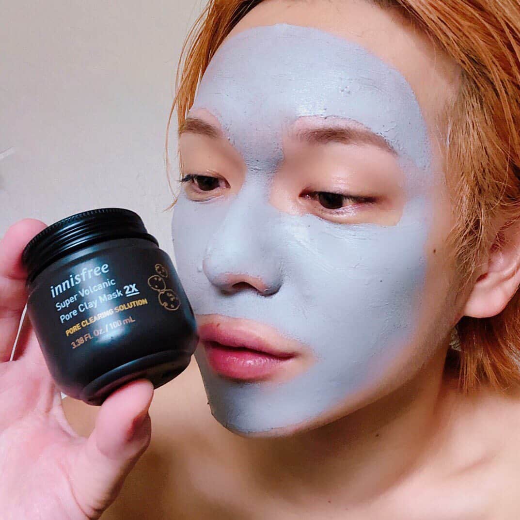 のインスタグラム：「先日ストーリーで共有した大好きinnisfreeの『スーパーヴォルカニック ポア クレイマスク 2X 』のレビュー！！🥺✨  スキンケアの中でも断トツと言っていいほど気になるのが毛穴…  このアイテムは気になる毛穴汚れを皮脂吸着成分の火山灰が取り除き集中ケアするクレイマスク！💆‍♂️❤️  なめらかでクリーミーなテクスチャーはとっても伸びが良くて感動…!🤲（すごくコスパいいとおもう…）  全顔に塗るか、集中ケアしたいところに塗って5分〜10分…⏰  オフした後はとってもさっぱりするのに全然つっぱらないの！  皮脂コントロール、角質をオフしてくれるから明るい印象に印象になるのよ😳  週に１〜２日の大切な日の美容DAYにとってもオススメです！  イニスフリー様様です。。(ᵔᴥᵔ)  #innisfreejapan #イニスフリー #スーパーヴォルカニックポアクレイマスク2X #VolcaniClusters #SuperVolcanicPoreClayMask2X #毛穴ケア #PR #porepleasure」