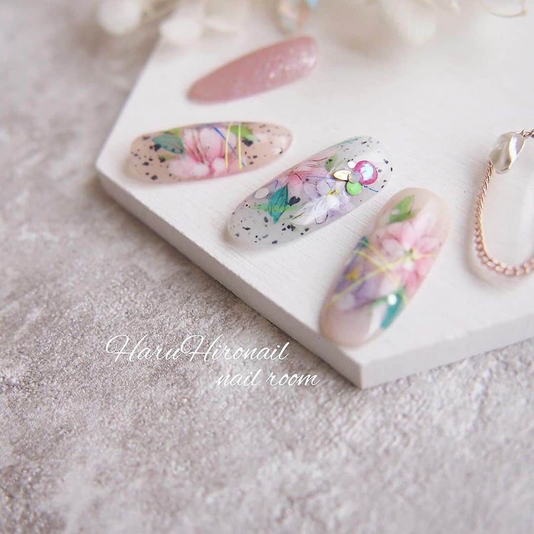 Icegel Nailさんのインスタグラム写真 - (Icegel NailInstagram)「아이스젤 #달마시안젤 베이스 컬러링에 넘넘 고급진 플라워아트! 포인트로 #실크젤 네온라인까지!!  너무 고급지고 여성스러운 아트예요!! 🤩🤩🤩  #repost @happy___haru ・・・ . . 5本組𓂃 𓈒𓏸  .  . -Dalmatian使用色- 1176  グレー 1172  ベージュピンク .  . @icegel_japan  @icegelnail  @icegelkorea  #ダルメシアンジェル _____________________________________ . HaruHironail ▫️足立区皿沼  舎人ライナー「谷在家」より徒歩15分  または赤羽駅よりバスが出ています . .  HaruHironailでは爪へのダメージを 最小限にとどめる「フィルイン施術」を 取り入れており 自爪を健康に育みながらジェルネイルを お楽しみいただけます💫 . . _____________________________________ . ◻️ジェルの持ちが悪い方◻️ ネイルがすぐに浮く、剥がれる、 引っかかる、3週間保たない . . ◻️爪が傷んでしまっている方◻️ .爪が薄い・折れやすい・二枚爪 ジェルの繰り返しでボロボロ . . ◻️爪にコンプレックスがある方◻️ . 深爪・平爪・男爪・そり爪・小さい爪  etc… . ◻️ささくれや主婦湿疹などにお悩みの方 . . .ぜひ一度ご相談下さい( ˊᵕˋ ) . ご予約、ご質問等、お問い合わせは LINE→@nbo7450z 又はダイレクトメールより お待ちしています💫」8月1日 23時25分 - icegelnail