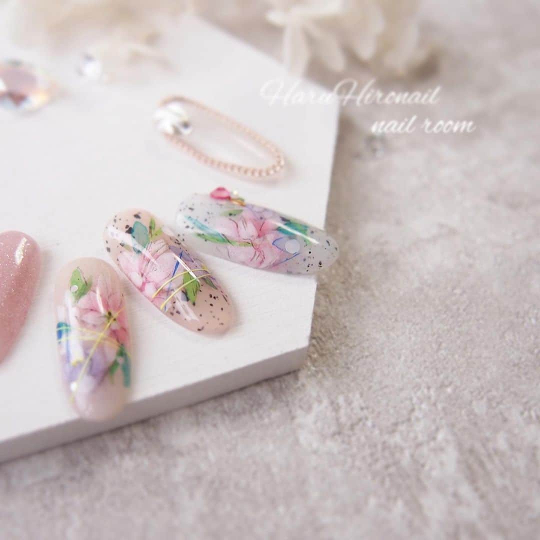 Icegel Nailさんのインスタグラム写真 - (Icegel NailInstagram)「아이스젤 #달마시안젤 베이스 컬러링에 넘넘 고급진 플라워아트! 포인트로 #실크젤 네온라인까지!!  너무 고급지고 여성스러운 아트예요!! 🤩🤩🤩  #repost @happy___haru ・・・ . . 5本組𓂃 𓈒𓏸  .  . -Dalmatian使用色- 1176  グレー 1172  ベージュピンク .  . @icegel_japan  @icegelnail  @icegelkorea  #ダルメシアンジェル _____________________________________ . HaruHironail ▫️足立区皿沼  舎人ライナー「谷在家」より徒歩15分  または赤羽駅よりバスが出ています . .  HaruHironailでは爪へのダメージを 最小限にとどめる「フィルイン施術」を 取り入れており 自爪を健康に育みながらジェルネイルを お楽しみいただけます💫 . . _____________________________________ . ◻️ジェルの持ちが悪い方◻️ ネイルがすぐに浮く、剥がれる、 引っかかる、3週間保たない . . ◻️爪が傷んでしまっている方◻️ .爪が薄い・折れやすい・二枚爪 ジェルの繰り返しでボロボロ . . ◻️爪にコンプレックスがある方◻️ . 深爪・平爪・男爪・そり爪・小さい爪  etc… . ◻️ささくれや主婦湿疹などにお悩みの方 . . .ぜひ一度ご相談下さい( ˊᵕˋ ) . ご予約、ご質問等、お問い合わせは LINE→@nbo7450z 又はダイレクトメールより お待ちしています💫」8月1日 23時25分 - icegelnail
