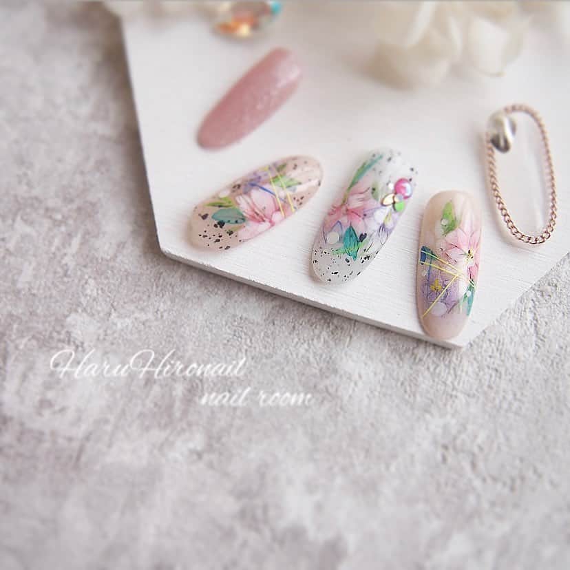 Icegel Nailさんのインスタグラム写真 - (Icegel NailInstagram)「아이스젤 #달마시안젤 베이스 컬러링에 넘넘 고급진 플라워아트! 포인트로 #실크젤 네온라인까지!!  너무 고급지고 여성스러운 아트예요!! 🤩🤩🤩  #repost @happy___haru ・・・ . . 5本組𓂃 𓈒𓏸  .  . -Dalmatian使用色- 1176  グレー 1172  ベージュピンク .  . @icegel_japan  @icegelnail  @icegelkorea  #ダルメシアンジェル _____________________________________ . HaruHironail ▫️足立区皿沼  舎人ライナー「谷在家」より徒歩15分  または赤羽駅よりバスが出ています . .  HaruHironailでは爪へのダメージを 最小限にとどめる「フィルイン施術」を 取り入れており 自爪を健康に育みながらジェルネイルを お楽しみいただけます💫 . . _____________________________________ . ◻️ジェルの持ちが悪い方◻️ ネイルがすぐに浮く、剥がれる、 引っかかる、3週間保たない . . ◻️爪が傷んでしまっている方◻️ .爪が薄い・折れやすい・二枚爪 ジェルの繰り返しでボロボロ . . ◻️爪にコンプレックスがある方◻️ . 深爪・平爪・男爪・そり爪・小さい爪  etc… . ◻️ささくれや主婦湿疹などにお悩みの方 . . .ぜひ一度ご相談下さい( ˊᵕˋ ) . ご予約、ご質問等、お問い合わせは LINE→@nbo7450z 又はダイレクトメールより お待ちしています💫」8月1日 23時25分 - icegelnail