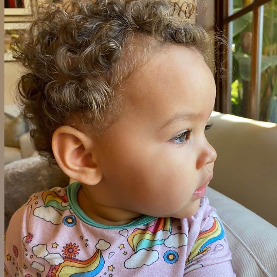ニコール・ミッチェル・マーフィーのインスタグラム：「🥰 #Evie #baby #cutebaby #prettylittlething #loveher」