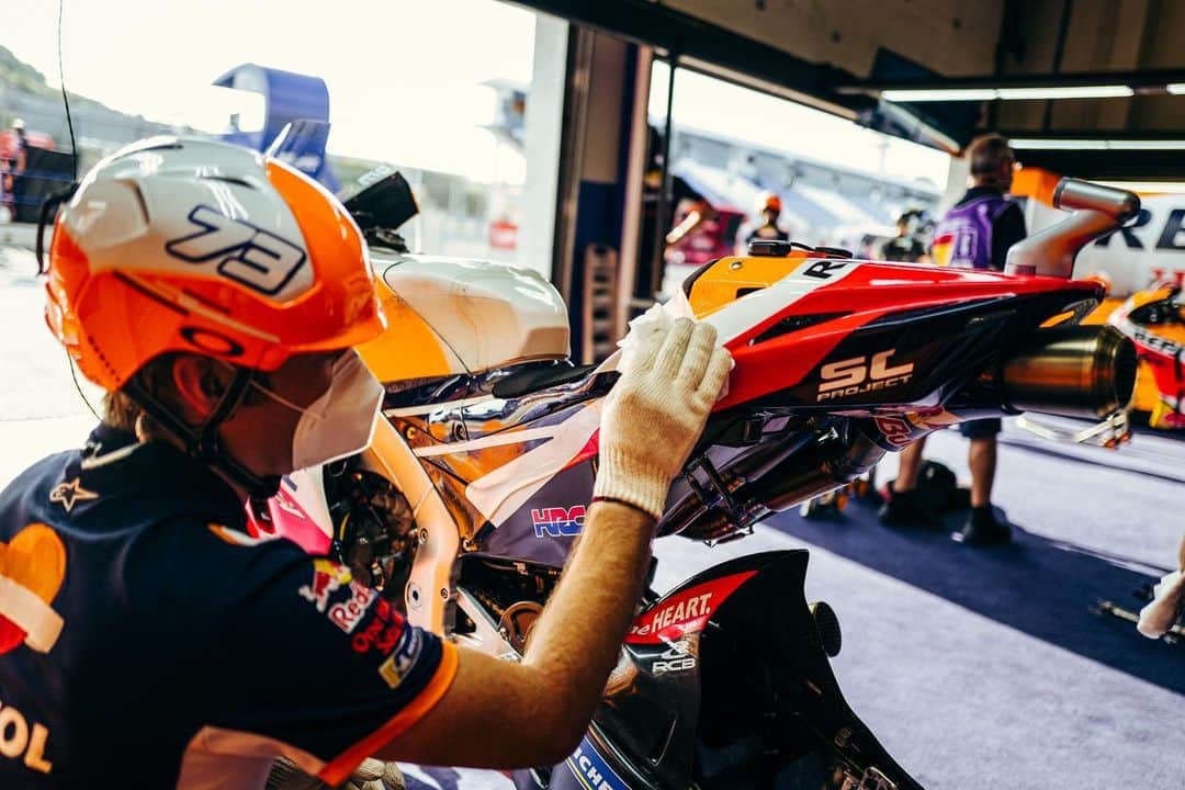レプソル・ホンダのインスタグラム：「Finishing touches. ⠀⠀⠀⠀⠀⠀⠀⠀⠀ #Clean #MotoGP #RidingForThem #MotoGPIsBack #MotoGP #AM73 #AlexMarquez73 #Racing #Repsol #Honda #Racing #RepsolHonda #HRC #RC213V #ThePowerOfDreams #Racing #Motorcycle #Team #OneHeart #PushingAheadTogether」