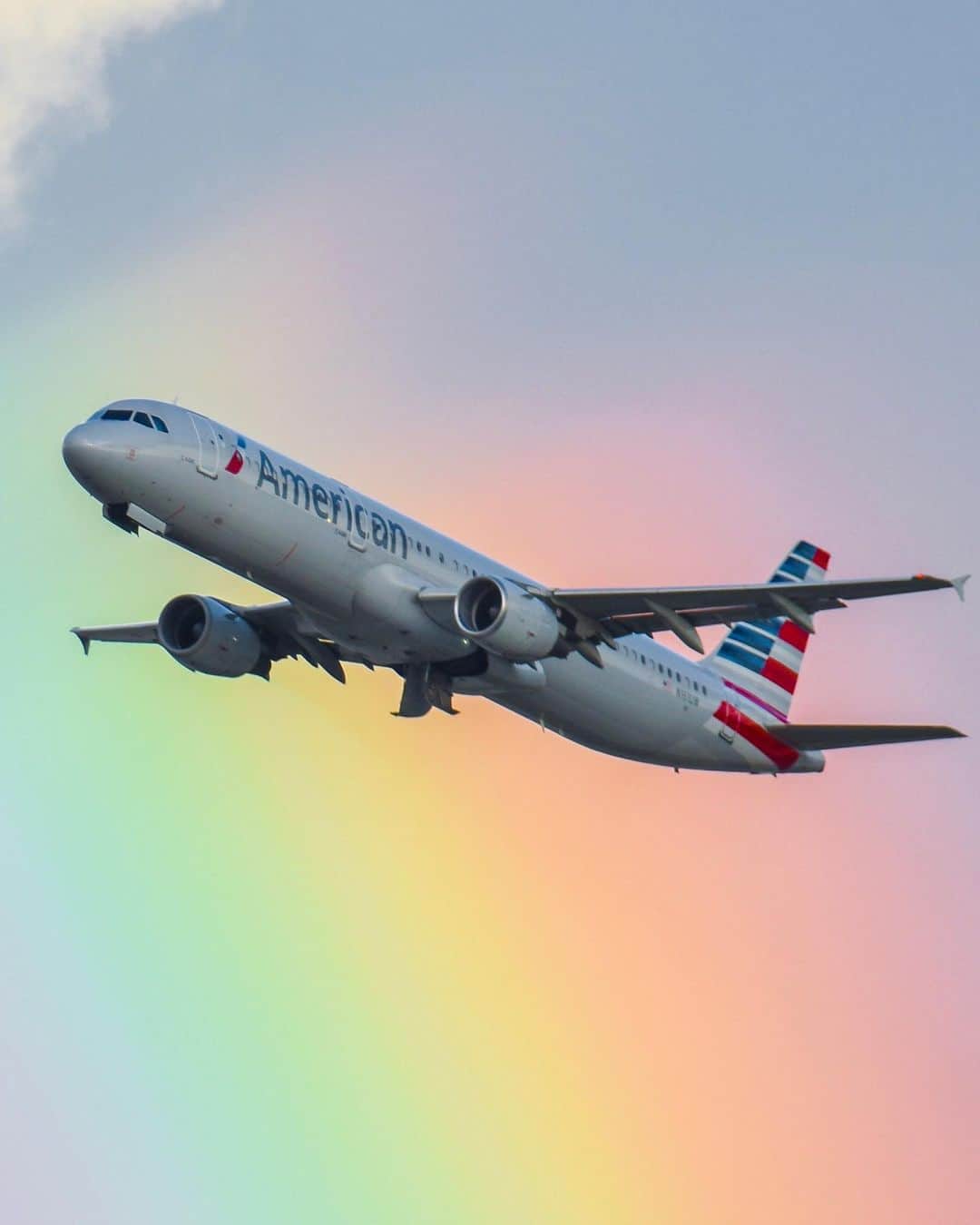 アメリカン航空のインスタグラム：「Rainbow Road, anyone? Comment your champion below. 🌟🍄👸  📷 by @ktaviation」