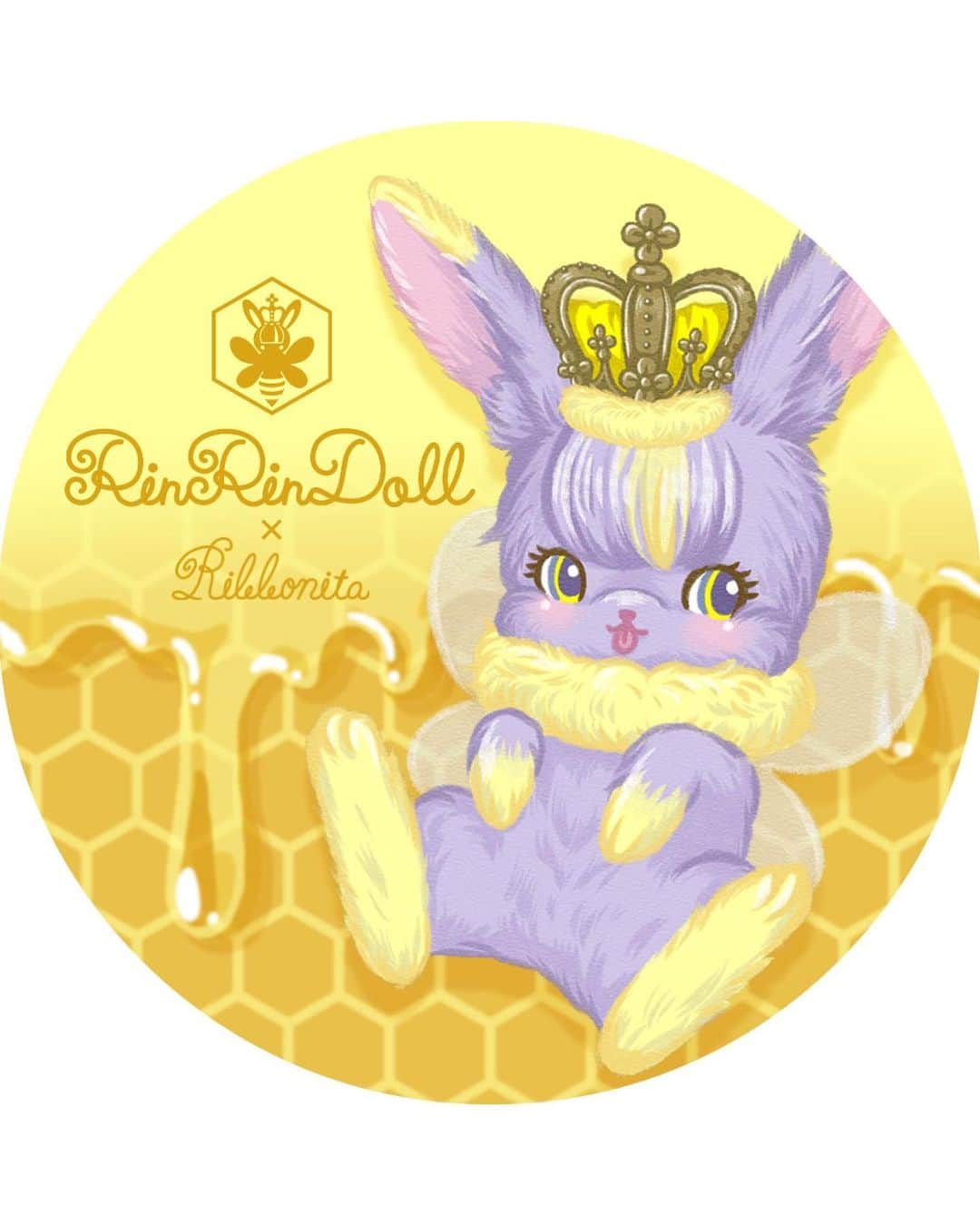 RinRinさんのインスタグラム写真 - (RinRinInstagram)「RinRin Doll x @kawaiimonstercafe コラボ「Honey Doll」が登場！🍯✨ 期間限定：8月2日〜8月31日  🎂RinRinの誕生日8月2日(ハニーの日)にちなんだハニー味のゼリーとイメージカラーの紫のわたあめでRinRinをイメージしたコラボドリンク。フルーツが沢山入った宝石箱の様な見た目が可愛いジンジャーエールベースの爽やかな夏にぴったりなドリンクになっております☀️！ . 初登場キャラクター「Honey Bunny Bee」! RinRin Doll & @ribbonitababydoll コラボレーションで生まれたキュートなキャラクターのカンバッジを「Honey Doll」ドリンクご注文の方✨先着15名様✨にプレゼント🎁！Honey Bunny Beeと一緒に甘〜いハニー味のドリンクを楽しんでください〜♪ . . RinRin Doll x Kawaii Monster Cafe collaboration,「Honey Doll」🍯! Limited menu: August 2nd ~ August 31st  In celebration of RinRin’s Birthday, August 2nd 🎂(Honey Day) 🍯we bring you a honey-flavored purple jelly with cotton candy drink created to match RinRin’s image. Several fruits fill the cup like a cute jewelry box filled with a refreshing ginger ale base that is perfect for the summer! . This is also the first debut of “Honey Bunny Bee!” She is a collaboration between RinRin Doll & Ribbonita~ the ✨first 15 people ✨who order will get a limited “Honey Bunny Bee” can badge🎁! Please enjoy this sweet honey drink with “Honey Bunny Bee!”  . . Photo by @haisai.insta  . . #rinrindoll #kawaiimonstercafe #honeydoll #honeybunnybee #harajuku #tokyo #japan #tokyocafe #harajukucafe #カワイイモンスターカフェ #東京 #原宿 #原宿カフェ #東京カフェ #ハニードール #ハニーの日 #ribbonita」8月1日 23時36分 - rinrindoll