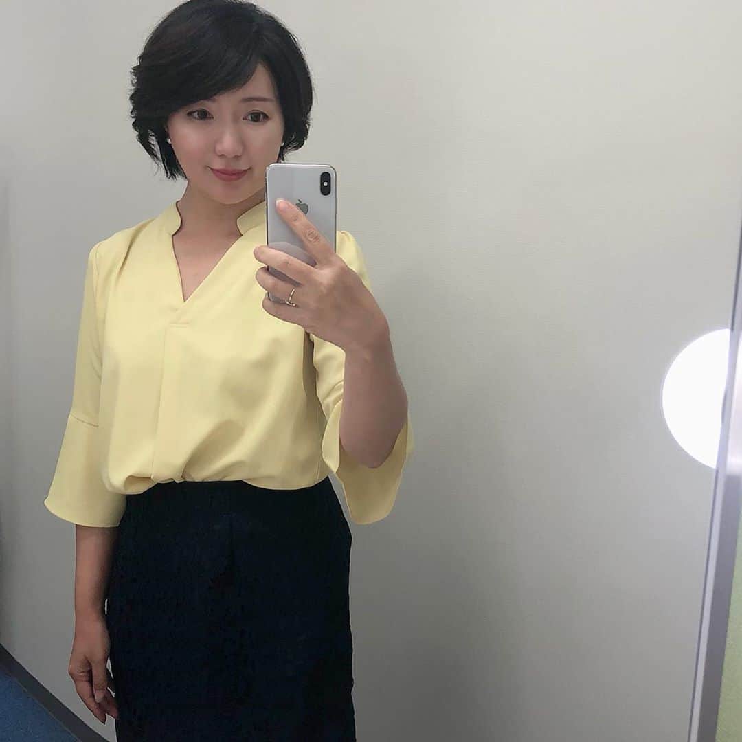 角田華子のインスタグラム：「#8月1日 #福岡ニュースファイルcube  #もう8月  #夏だね #衣装は#黄色ブラウス #パステルカラー #感染予防 #頑張ろう #また来週 ^_^」