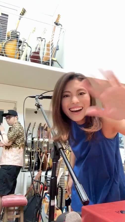 のインスタグラム：「2020.7.29(wed) @hajime_uchiyama  @kotaro_saito  のインスタライブ「Chill  on Wednesday」チル水！ ゲスト出演して来ました。1曲目ははじめさんプロデュースの「You  and  me」。犬と赤ちゃんとライオン？の心温まるストーリーでお馴染みのAmazonのCMの楽曲です。歌詞もメロディも優しさが心に沁みます。  #chillonwednesday #チル水　#インスタライブ　#AmazonCM #instalive」