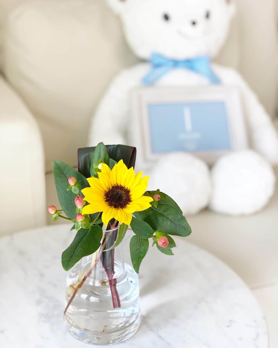 のインスタグラム：「🌻🌻🌻 . 今日から8月！ 今週のお花の定期便 @bloomeelife さんは、 夏らしい向日葵のお届けでした💐 . 初回のお届けが無料になるクーポンを発行頂いたので、 ご利用になられる方は是非ご活用ください🙆‍♀️💕 ====== ■クーポンコード：manaho ====== . スワイプ②枚目 今日は父母、主人と、家族総出で わたしが赤ちゃんの時からずっと診て頂いているアレルギーの主治医の元へ🏥✨ わたしの血液検査💉と、👶🏻くんの今後についての相談をしてきました。 先生に👶🏻くんを抱っこして頂けて、なんだか感慨深く、 先生も喜んで下さっていてとっても幸せな気持ちでいっぱいの1日でした❤️（お写真掲載の許可頂いております） . . #お花のある暮らし #お花のある生活 #8月スタート #ひまわり #向日葵 #6月生まれベビー #2020ベビー #令和2年ベビー #男の子ママ #新米ママ #生後1ヶ月 #生後1ヶ月ベビー #成長記録 #育児記録 #親バカ部 #新米ママと繋がりたい #新米ママさんと繋がりたい #ママライフ #男の子ママコーデ #卵アレルギー #乳製品アレルギー #山芋アレルギー #ナッツアレルギー #食物アレルギー #アレルギー #大人の食物アレルギー #アレルギーナビゲーター #食物アレルギー_病院」