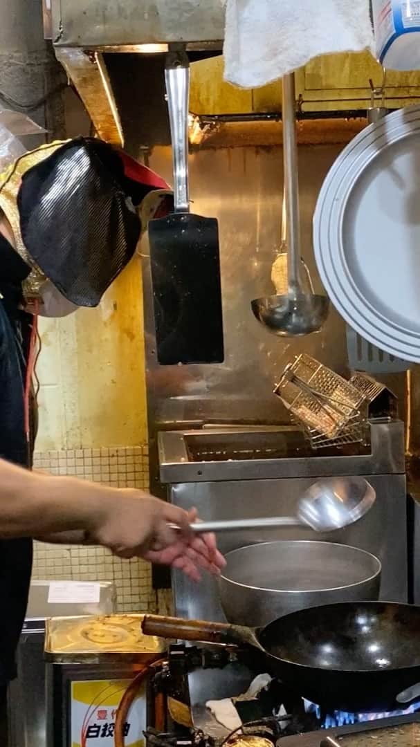 GOSAMARUのインスタグラム：「‪530餃子で修行中！！‬  ‪今日は高菜チャーハンを作り初めてお客さんに出しました。‬ ‪これから沢山覚えて早く1人前にならないとなぁ！‬ ‪#餃子酒場530 #GOSAMARU #rd_pw #琉ドラ‬」