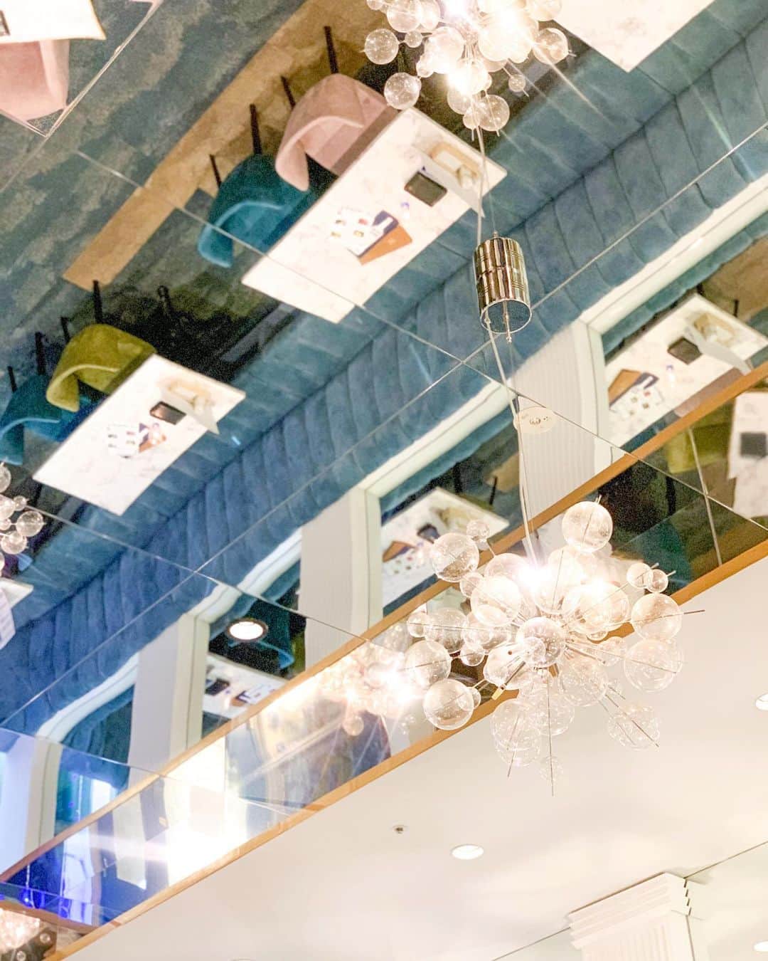星読みプリンセス・エリ様さんのインスタグラム写真 - (星読みプリンセス・エリ様Instagram)「先日、錦糸町のLOTTE CITY HOTELの１階にあるVALONTOKYO @tokyovalon  で﻿ ディナーしてきたよ🍸﻿ ﻿ ﻿ ブルーのソファーが印象的な内装が可愛いお店なのー😍💕﻿ 韓国カフェっぽくて女の子は絶対好きな空間♡✨✨﻿ ピンクの椅子や大理石のテーブルとか、どれも本当可愛いの😍﻿ ﻿ 昼間は明るくてキラキラな感じ、夜はプロジェクションマッピングも楽しめる少しムーディーな大人の空間が楽しめるお店。﻿ ﻿ ﻿ 頼んだお料理もどれも美味しくって、期待を超えた😳﻿ 特にトリュフクリームのカルボナーラリゾットは美味しいからぜひ食べて見てほしい💕﻿ ﻿ かき氷もあるとの事で、今年初かき氷を🍧﻿ いちごとマスカルポーネ練乳を食べたんだけど、﻿ 苺のシロップは生の苺を使った濃厚なシロップ🍓で、氷が溶けても薄くならないの🙌﻿ ﻿ ﻿ これから暑くなってきたら、昼間にかき氷だけでも食べに行きたい♡﻿ （店員さんに聞いたら、ふらっとお一人でかき氷を食べにくるお客様も多いんだって🍧♬）﻿ ﻿ デートにも女子会にもオススメだよ♡﻿ ﻿ ﻿ #錦糸町イタリアン #VALONTOKYO﻿ #錦糸町かき氷 #pr #トリドリベース﻿ #錦糸町#錦糸町グルメ#東京グルメ﻿ #東京かき氷#東京ディナー#錦糸町ディナー﻿ #カジュアルイタリアン#エディブルフラワー﻿ #プロジェクションマッピング﻿ #女子会#大理石カフェ#韓国っぽ﻿」8月1日 23時45分 - eri.princessmind