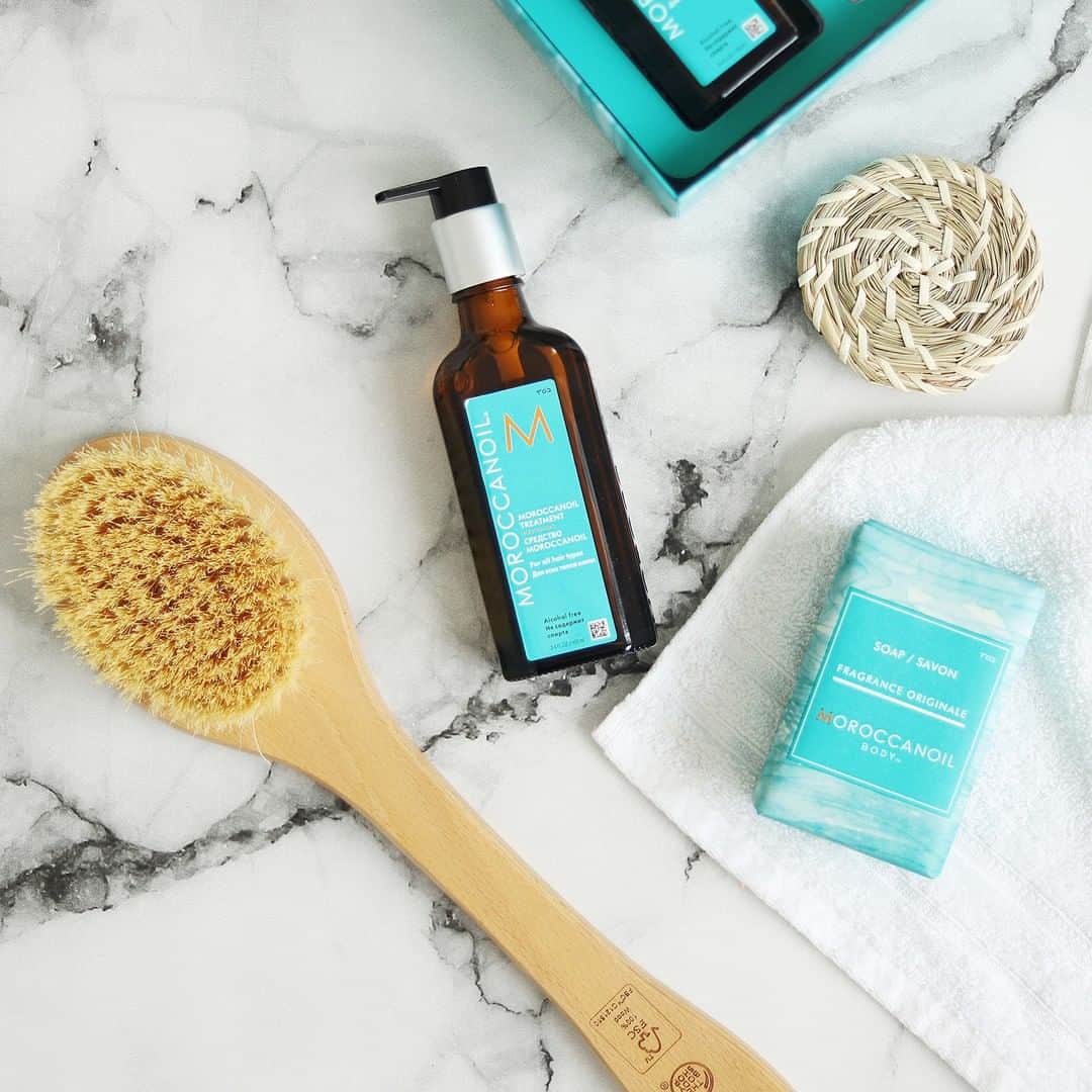 Moroccanoilさんのインスタグラム写真 - (MoroccanoilInstagram)「Ever wondered why we include argan oil in all of our products, from Moroccanoil Treatment to our Soap? Because of its high concentration of vitamins, minerals, essential fatty acids, and antioxidants, this age-old beauty secret helps… 💧 Hydrate and soften your hair, skin, and nails 🌟 Restore hair’s natural elasticity 🌟 Bring shine back to dull, lifeless hair Read: more of that head-to-toe glow feeling you love!」8月1日 23時45分 - moroccanoil