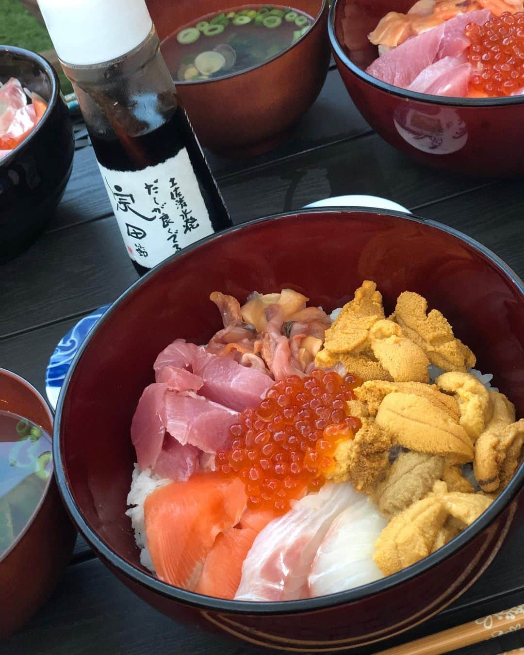 和田正人さんのインスタグラム写真 - (和田正人Instagram)「友達がくれた北海道のウニと、近所の魚屋で仕入れた諸々で作った海鮮丼に、高知の宗田節の出汁醤油をぶっかける。ああ、思い出すだけで涎が出る。ゴクリ。。。」8月1日 23時52分 - daaaaaawaaaaaa