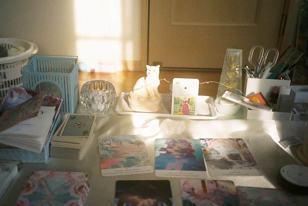 木村仁美のインスタグラム：「とある日の光と生活  最近占い屋さん止まっていてごめんね また開店したら遊びに来てね、  #光 #film #FUJIFILM #フィルムカメラ #camera #room #nostalgie #占い #占い師」