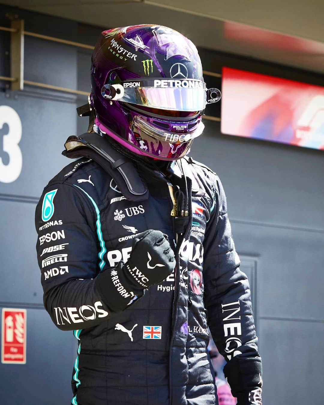 MERCEDES AMG PETRONASさんのインスタグラム写真 - (MERCEDES AMG PETRONASInstagram)「That. Was. Special. 🤩  It’s career pole No. 9️⃣1️⃣ for Lewis and our 8️⃣th consecutive pole at Silverstone! 🤯🙌」8月1日 23時59分 - mercedesamgf1