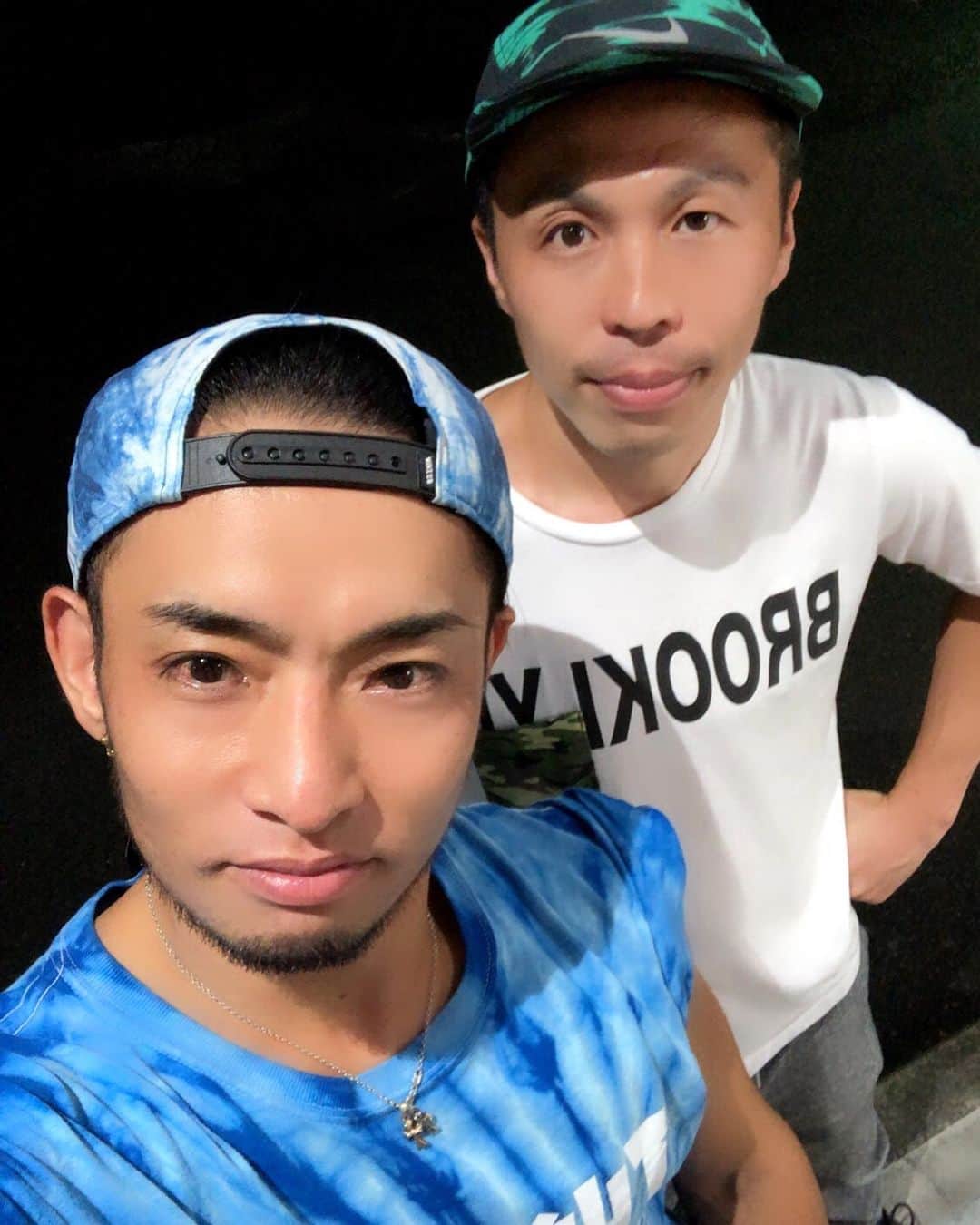 ジュンペイのインスタグラム：「. 親友リューちゃん . 久しぶりに語ってきた . お店が閉店しても . 駐車場でずっと語り合った . こいつとだったら永遠に語ってられる . 俺の親友はリューちゃんやなって . あらためて感じさせられる . もう25年の付き合い . まぁまだまだ付き合うけど . しかしあれだね . 親友って心の栄養剤やな✨ . #親友」