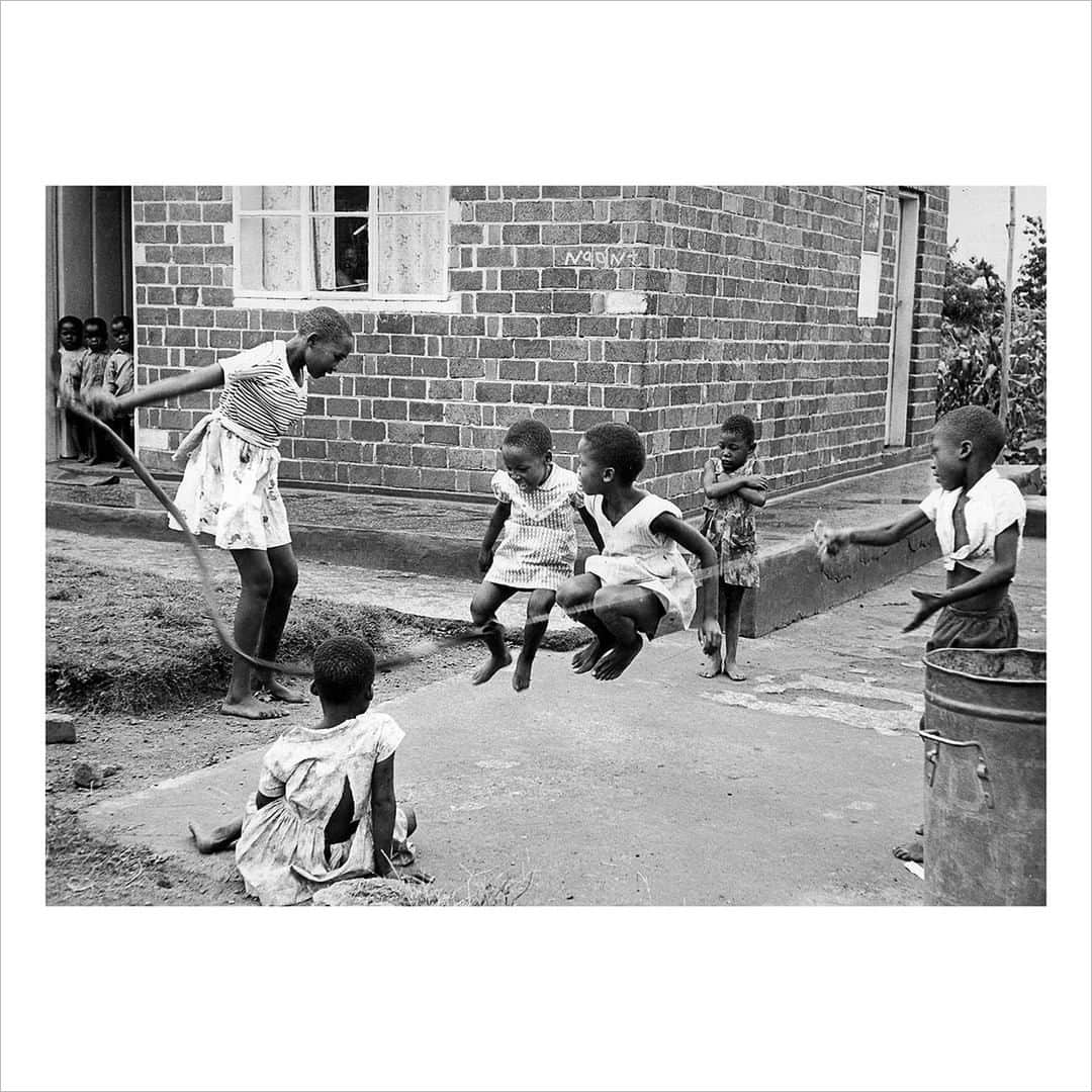 Magnum Photosさんのインスタグラム写真 - (Magnum PhotosInstagram)「“In such an atmosphere [as apartheid] it is difficult to develop or hold onto a feeling of your own worth. Not only is your very being under relentless attack, but all your fellows are likewise under siege. You look vainly for heroes to emulate. The company of the besieged has a high casualty rate. Many already half-believe the white man's estimate of their worthlessness.” – Ernest Cole, from the book House Of Bondage, 1967.⁠ .⁠ In a year of global societal and political upheavals, Solidarity, the July Magnum Square Print Sale in support of the @naacp and in collaboration with @voguemagazine, challenges participating photographers to reflect upon the power of togetherness in tumultuous times.⁠ .⁠ The curation presents over 100 signed or estate-stamped prints by international visual artists, available for just $100 until tomorrow only in an exclusive 6x6” format.⁠ .⁠ Magnum photographers and Vogue are both donating 50% of their proceeds to the National Association for the Advancement of Colored People (@naacp), the longest-running, and largest civil rights organization in the United States.⁠ .⁠ The NAACP’s mission is to eliminate race-based discrimination and uphold equality of rights for all persons.⁠ .⁠ Visit the link in bio to shop all the images available.⁠ .⁠ PHOTO: South Africa. c.1965.⁠ .⁠ © #ErnestCole/#MagnumPhotos⁠ ⁠ #MAGNUMSQUARE #Solidarity #printsale」8月2日 0時01分 - magnumphotos