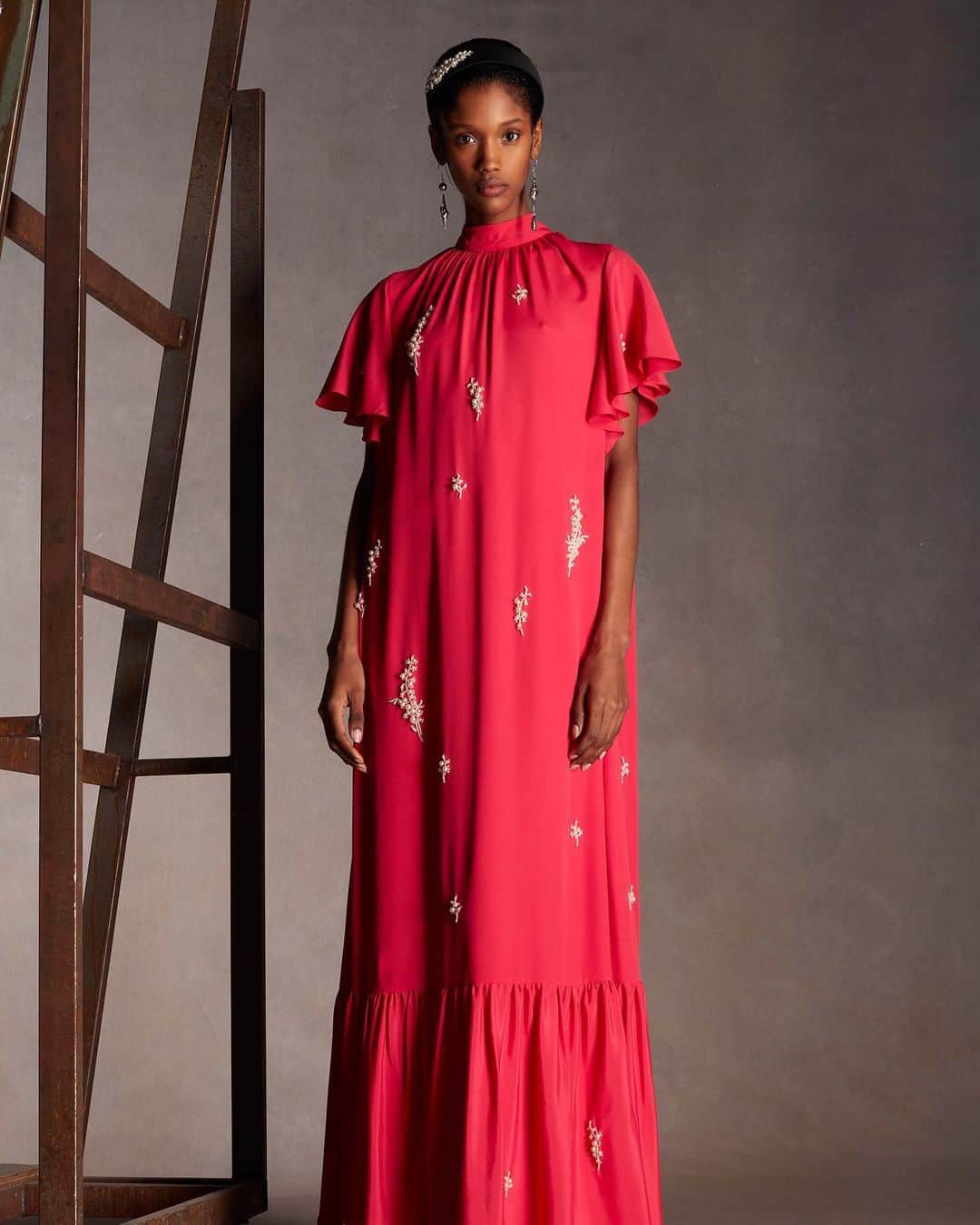 アーデムさんのインスタグラム写真 - (アーデムInstagram)「Discover gowns in the Pre Fall ‘20 collection. #ErdemPF20 Stylist: @ibkamara  📷 @julienmartinezleclerc」8月2日 0時02分 - erdem