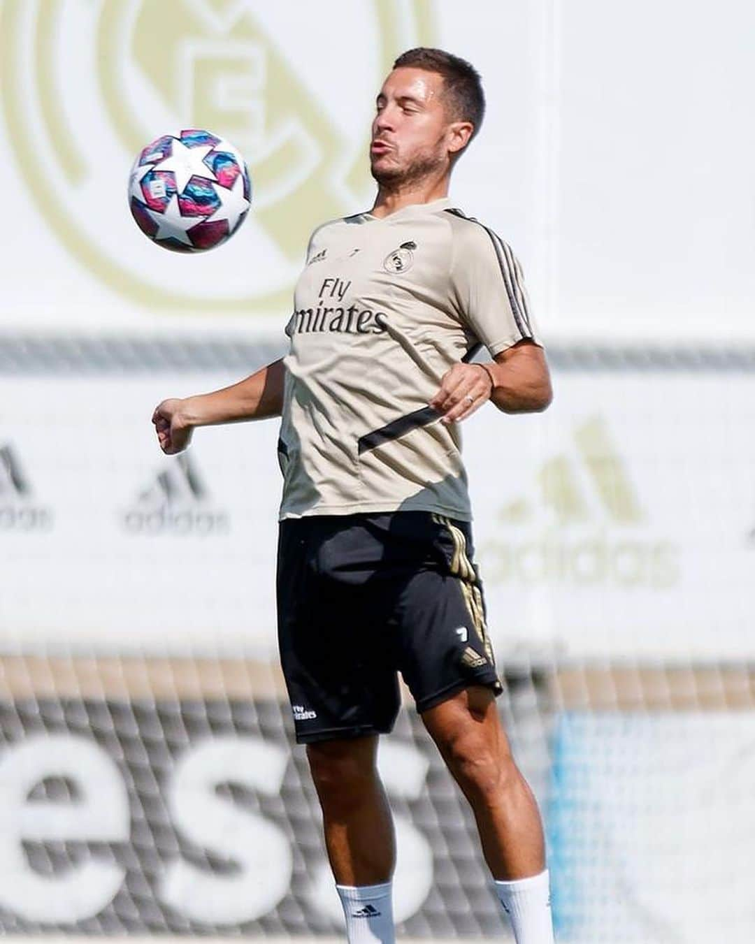 エデン・アザールさんのインスタグラム写真 - (エデン・アザールInstagram)「A busy week training and then we get to wear the new kit 🔝#halamadrid @realmadrid」8月2日 0時09分 - hazardeden_10