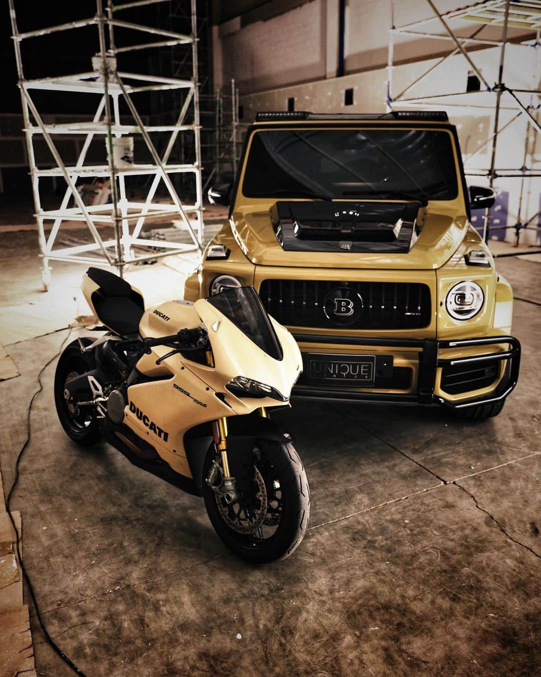 CarsWithoutLimitsさんのインスタグラム写真 - (CarsWithoutLimitsInstagram)「Choose your ride! Mercedes G63 or Ducati Panigale 959 Corse  Follow @uniquecar.co」8月2日 0時22分 - carswithoutlimits