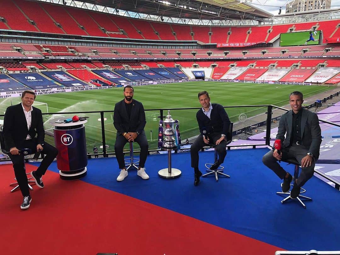 ロビン・ファン・ペルシのインスタグラム：「Calm before the storm here at Wembley. Great to be back for @btsport with @rioferdy5 @mrjakehumphrey and @therealjoecole 👌 Very excited for the #FACupFinal tonight (except for Rio 😡🤣) let’s go ⚽️🏆! 👔👌 @worldofoger」