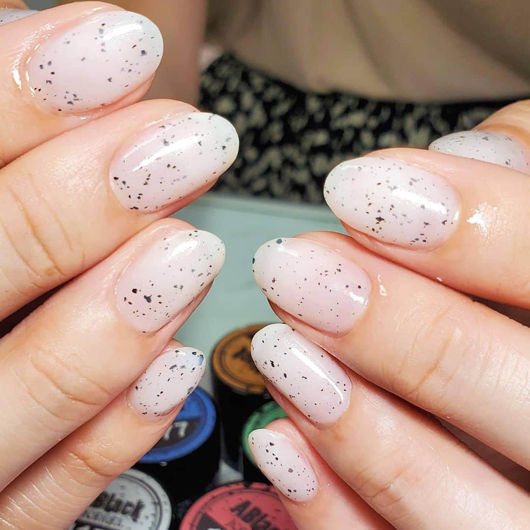 Icegel Nailさんのインスタグラム写真 - (Icegel NailInstagram)「#아이스젤 #달마시안젤 1176 하얀 달마시안 같은 흰둥이컬러! 풀컬러링만으로도 독보적이죠!! 털러링만으로 아트완성!! 😍😍😍  이제는 고객님이 특수젤만 찾으신데요~~~ 😅😅😅 유니크한 컬러를 찾으시는 분이라면! 달마시안젤 강추!!!  #repost @morelove0304 ・・・ 【ABlack  Dalmatian 】 @icegel_japan  @icegelnail  @icegelkorea  【No.1176】 レベリングに長けていてとっても塗りやすい！ ツヤありもいいけどマットもオススメ♡ TATオンラインストアはサーバーパンク状態で繋がりにくかったり完売が多発していますが、入荷待ち通知してGETしてください！ ◆◆◆◆◆◆◆◆◆◆◆◆◆◆◆◆◆ #ネイル#ネイルデザイン #ワンカラー#ダルメシアン#ダルメシアン柄 #ダルメシアンシリーズ #アイスジェル #坂戸ネイルサロン#美爪 #美甲工作室 #美甲 #美甲設計 #gelnail #madeinkorea #koreanail #nailroom #nailstagram #icegel_global #dalmatian #うずらのたまご#柄ネイル#オフィスネイル」8月2日 0時24分 - icegelnail