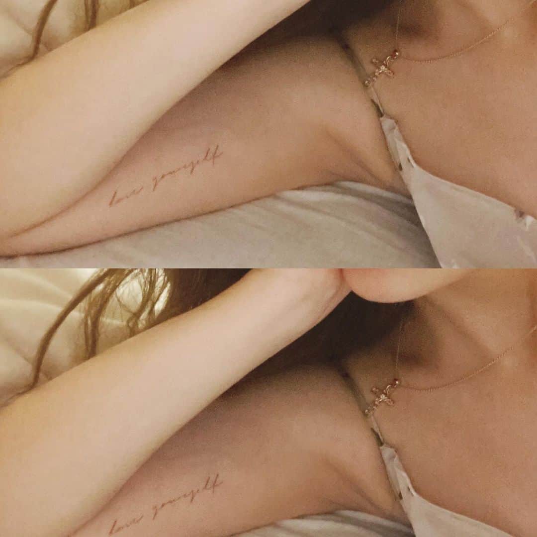 HELENAのインスタグラム：「@nu___studio のシールぺたぺた✌️ ここの可愛いのよ〜♡」