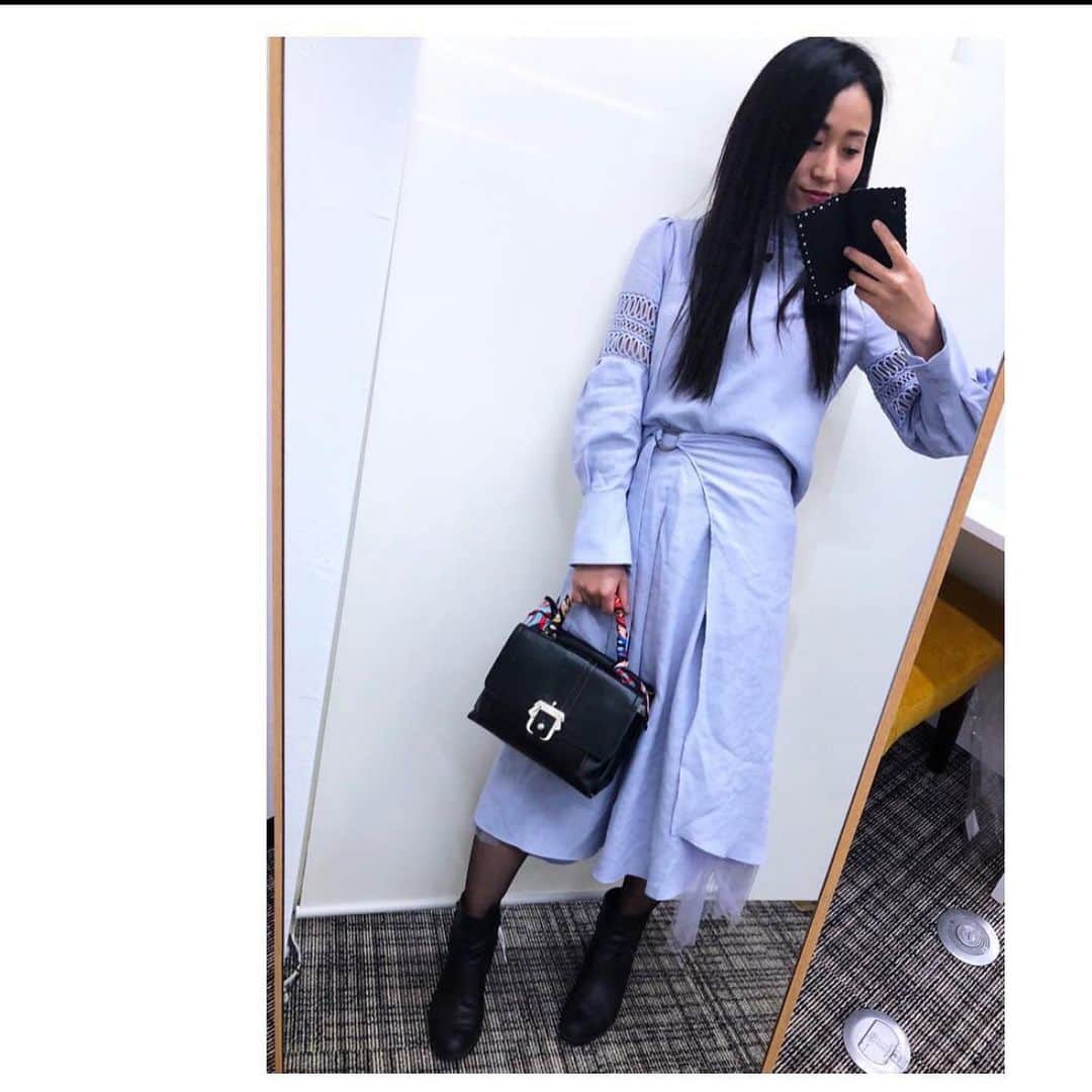 宇田恵菜さんのインスタグラム写真 - (宇田恵菜Instagram)「Outfit 💋 買ったけど、１つの組み合わせでしか活用なかなかできてなかった服とかあったりしますよね？！ 私も服大好きだから買うものの、組み合わせがうまくできてなかったのね。 @msgm の、Tシャツワンピ、袖の長さと丈が気に食わず、どーにかならぬかと、 @aula_official のセットアップのリバーシブルの巻きスカート、素材感色共に個性強すぎて、どーにかならんかと。。。 閃いた‼️‼️‼️‼️‼️これ同系色やん！！！ Tシャツワンピの下に、マーメイドワンピてことで、チュール外側にして着れば、ばちばちに可愛くなるんやないん！て  完璧やないか‼️‼️‼️‼️‼️‼️‼️ もう、それとして作品がすでにあったのごとく、この完璧な組み合わせ！我ながら可愛いー天才ー🤩 てね笑笑  なんでも発想と探究とワクワク‼️‼️‼️服選びにも応用できましたな😏 またこの荒木町のノスタルジックな街の雰囲気もいーですね。 かーお洋服好き。  ---------------------------------- #outfit #コーデ #黒髪 #blackhair #コーディネート #Japanese #お出かけ #シンプルコーデ #恵菜コーデ  #お出掛けコーデ  #セントラル #アウラ　#msgm #jimmychoo #ジミーチュウ」8月2日 0時28分 - ena2727