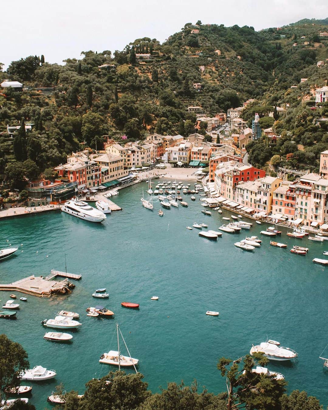 BEAUTIFUL DESTINATIONSさんのインスタグラム写真 - (BEAUTIFUL DESTINATIONSInstagram)「Have you been to Portofino, Italy? 🇮🇹 This Italian fishing village and holiday resort is famous for its beautiful harbour and historical association with celebrity and artistic visitors. You have to keep your eyes open while strolling its streets!  Our friend, Alek @beingsofar, went to the castle of Portofino to admire this small town from above, and what a sight it was!  Tell us about your favorite places in Italy and tag us on your throwback stories!  📸 @beingsofar 📍Portofino, Italy」8月2日 0時29分 - beautifuldestinations