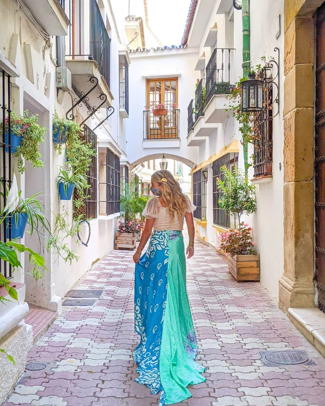 アリサ・ラモスさんのインスタグラム写真 - (アリサ・ラモスInstagram)「Most Photogenic Town in Andalucía Award goes to: Marbella! 🌺 . It was a hard choice, and yes I know this is more of a fancy tourist/expat place, but the overflow of Bougainville's and colorful potted plants along all of the cute narrow winding streets won me over! . I'm also a fan of small towns as they're easier to discover and more fun to explore once you get the lay of the land. Also helps that there's a beautiful beach there as well... . If you ever plan on going to southern Spain and haven't heard of Marbella, definitely add it to your list! I promise it's worth it! . These photo spots are all in the same area, near the Virgin Mary de Mar, which you can see in her blue window in the first photo! . Will have a map with pins on my blog post as well as links to the fun flamenco dinner we went to! . Do you prefer small or big towns/cities? What do you think of Marbella?? . . PS For those interested in Antarcitca 2021, check mi Stories! . . . #Marbella #andalucia #spain #southernspain #summer2020 #maskshion #maskfashion2020 #mylifesatravelmovie #travel2020 #travelphotography #gktlove #tlpicks #beautifuldestinations」8月2日 0時38分 - mylifesatravelmovie