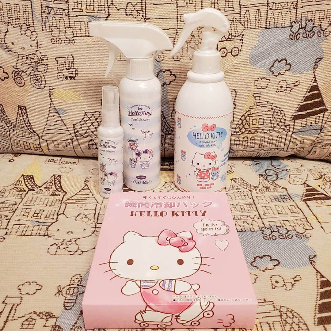 のインスタグラム：「梅雨明けしましたね☔ 冷却グッズをひと通り購入していたので出番です！  Yes! The rainy season ended! To survive in summer, these cooling spray (for clothes) and bags make you feel cool.   #ハローキティ #サンリオ #キティラー #キティ活 #ピューロアンバサダー #ハロスイアンバサダー #HelloKitty #Sanrio #HelloKittyLover」