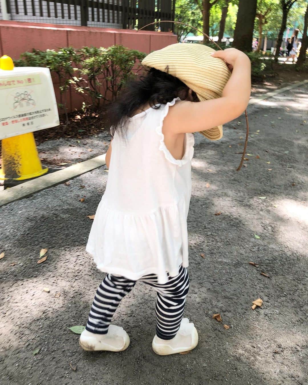 のインスタグラム：「何かお洒落な一枚が撮れた👧🏼📸 1歳半、やんちゃすぎて初めて育児の壁にぶち当たってます💩 #新米ママ #プレママ #マタニティ #育児 #妊娠 #ママリ #女の子ママ #赤ちゃん #赤ちゃんのいる生活 #ママ友 #主婦 #mama #instagood #fashion #instalike」