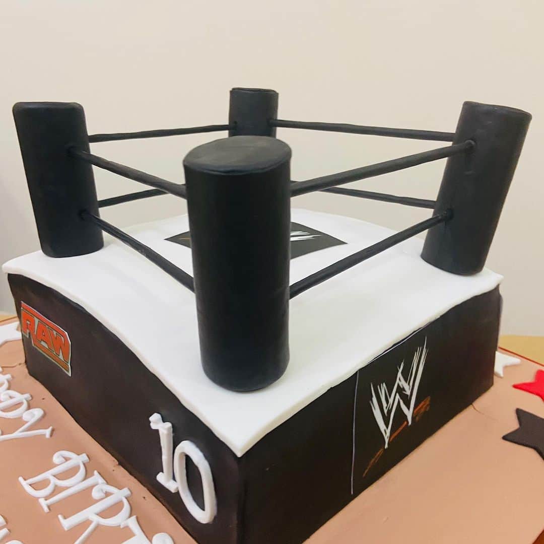 SUPER CAKESさんのインスタグラム写真 - (SUPER CAKESInstagram)「#WWECAKE Swipe left to see the finished product 😁 Milk ganache coated chocolate cake... Making a square cake is a nightmare!  I've always somehow managed to get away from making a square cake, but this time I just couldn't as the client wanted WWE ring. Spent almost 3 hours on this, probably way too much just to do ganache frosting. And complete two days to complete the entire cake . Definitely need to improve on the sharp edges, but quiet happy with this for a first attempt.  #WWECAKE #chocolatecake #cherryfilling #Ganache #squarecake #milkchocolate #blackwhiteredfondant #fondantcake #cakephotoghraphy #birthdaycake #qatarbaker #homebaker」8月2日 0時36分 - super.cakes