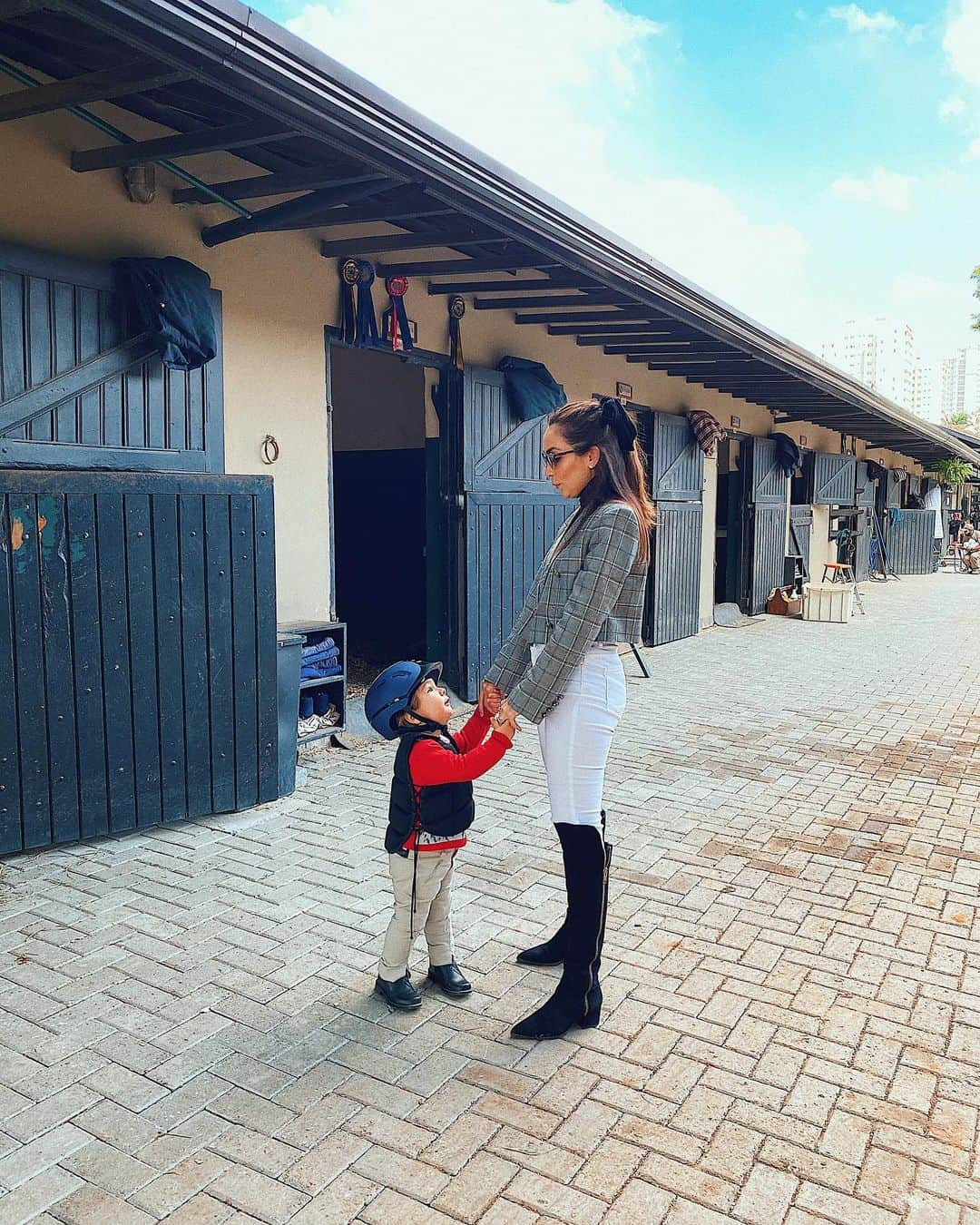 Lalá Noletoさんのインスタグラム写真 - (Lalá NoletoInstagram)「Meu cavaleiro 🐴❤️ Como é gostoso ver o sorriso desse bebezão perto dos cavalos🐴❤️  My rider 🐴❤️ How nice to see the smile of this big baby next to horses🐴❤️  Mon cavalier 🐴❤️ Comme c'est agréable de voir le sourire de ce gros bébé à côté des chevaux🐴❤️」8月2日 0時42分 - lalanoleto