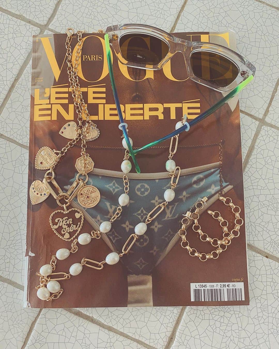ダニジョーのインスタグラム：「summer essentials 🇫🇷 our Côte d’Azur favorites⛓ the sunny gold sunglass chain, Louise necklace & Viola hoops」