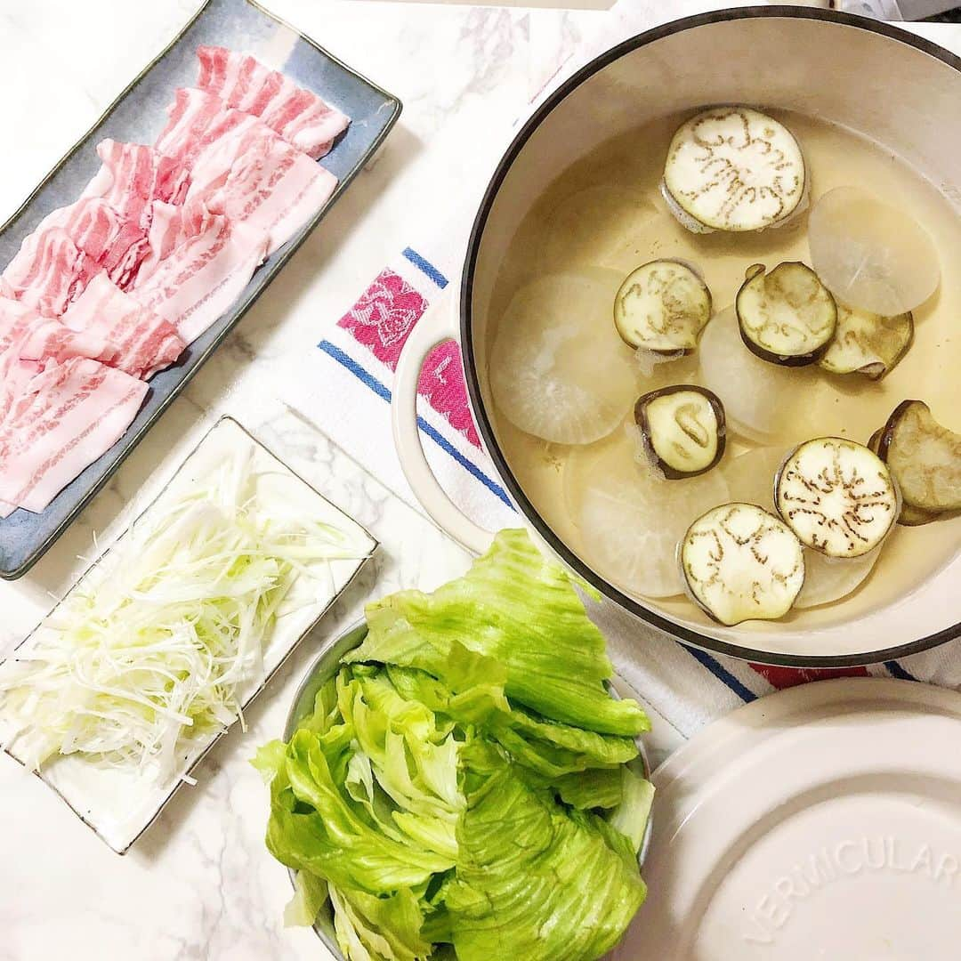 古田ちさこさんのインスタグラム写真 - (古田ちさこInstagram)「🐷🍲🥬﻿ ﻿ レタスをもりもり食べたい気分で﻿ 今夜は大好きなレタスしゃぶしゃぶでした🍲﻿ ﻿ 手抜きで出汁は白だしだけ😛﻿ (バルサン断捨離したので昆布とかなかった笑)﻿ ﻿ 好きなしゃぶしゃぶ屋さんがそばつゆに柚子胡椒をといて食べるスタイルで真似してお家でもやっています☆﻿ ﻿ 柚子胡椒は前回初めて作ってみたらスーパー簡単で😳✨﻿ ﻿ 青ゆずの皮をおろして、青唐辛子と同量の塩をミキサーにかけるだけ👍﻿ ﻿ 今ちょうど青唐辛子と青ゆずの季節が来てるので近々また作ろうと思います🎶﻿ ﻿ #おうちごはん#手抜きごはん#鍋﻿#自炊  #おうちしゃぶしゃぶ#古田の自炊記録﻿#自炊部  #レタスしゃぶしゃぶ#バーミキュラ#レタス料理  #バーミキュラ鍋#手作り柚子胡椒#柚子胡椒#ひとり鍋#vermicular#instafood#foodstagram﻿#mykitchen ﻿ ﻿ ﻿」8月2日 1時05分 - chisakofuruta