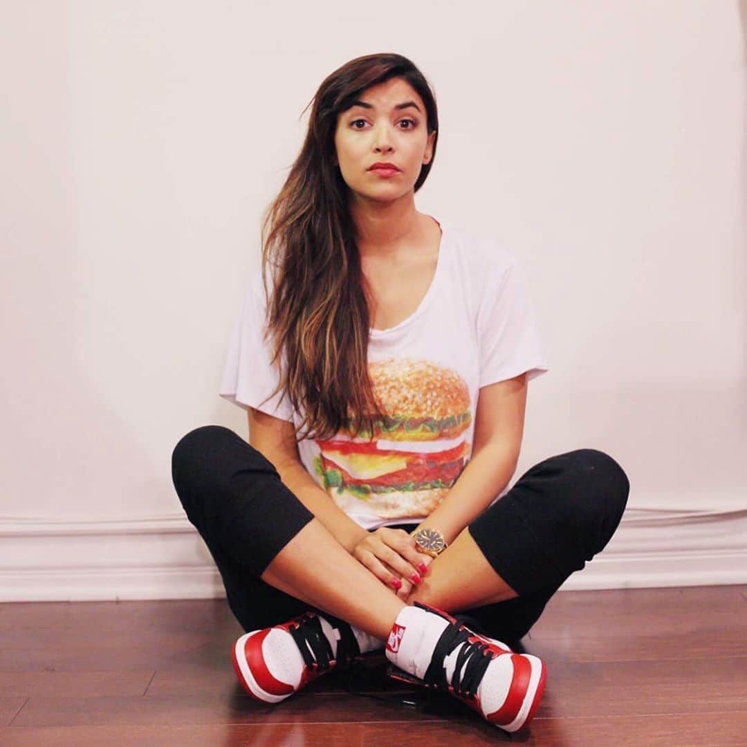 ハンナ・シモンのインスタグラム：「We all know these shoes are instant cool. Immediate cred. Contact high fly. Right? Well here is their story. Be prepared to be STUNNED. Once upon a time, my best friend Miss Sneakerhead @thatclevershark set her heart on the most iconic Js in the world. She stalked the internet and saved all her money and then threw it at the screen. She then patiently waited the most excruciating few weeks and then they arrived. She brought them to my house. Unboxed. And then carefully took out her babies and fell madly in love and before she even had a chance for her feet to touch them I cluelessly waltzed in in my burger shirt and said “nice shoes Wends can I try them on?”. And she, without hesitation, said “Sure, ma.” DO YOU UNDERSTAND THE ACT OF LOVE SHE DEMONSTRATED. THE COURAGE. THE BRAVERY. THE SACRIFICE. The sheer strength of that woman. The depth of the sisterhood. Beyond comprehension. She’s a life lesson.」