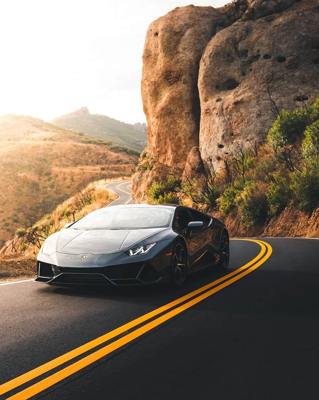 ランボルギーニのインスタグラム：「Great things lead you to an adventure of a lifetime.   The essence of Lamborghini lies in embracing emotions while being in a state of constant evolution brought by innovation. With its assertive personality and purposeful design, our Huracán EVO redefines segment parameters.  Captured by @benjaminortega.   #Lamborghini #HuracanEVO #EveryDayAmplified」