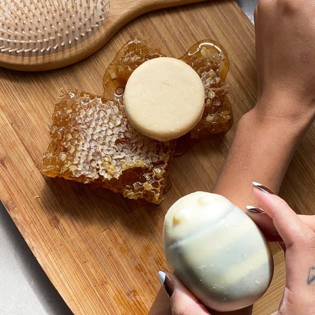 LUSH Cosmeticsさんのインスタグラム写真 - (LUSH CosmeticsInstagram)「Oh, honey! It's so sweet to go plastic-free. If you're looking for new ways to scrub or shampoo, check out these two darlings:⁠ ⁠ 💛 Honey I Washed My Hair is our bestselling honey-toffee shampoo bar. It lasts up to 80-100 (!!) washes and leaves hair feeling soft and moisturized, but not weighed down. ⁠ ⁠ 🐝  Scrubee is our bee-auitful body butter, which combines scrubby ground almonds and coconut shell with softening honey, cocoa and shea butters to leave skin feeling un-bee-lievably soft. ⁠ ⁠ Need them now? Check if they're in stock at your local Lush on our link in bio.⁠ ⁠ 📷 @michellebanares⁠ ⁠ #handmade #skincare #plasticfree #zerowaste #wastefree #sustainableliving」8月2日 1時01分 - lushcosmetics