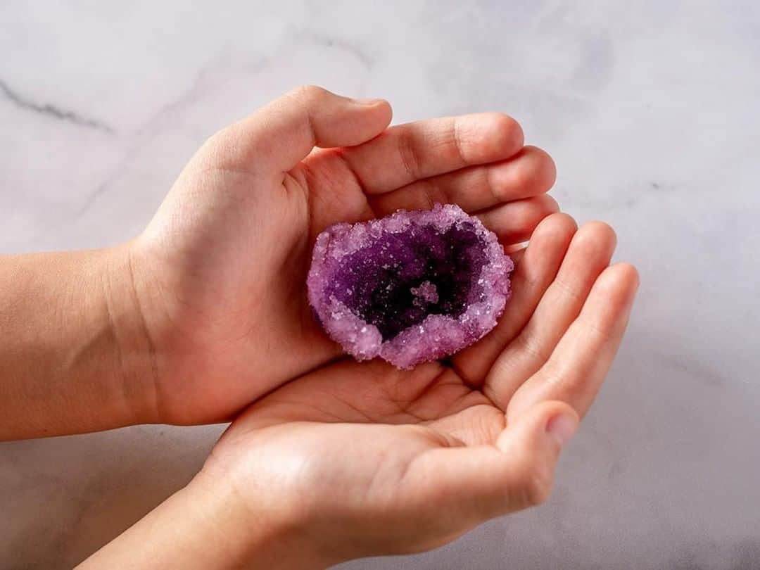 HGTVさんのインスタグラム写真 - (HGTVInstagram)「Crystal-filled geodes take thousands of years to form in nature, but you and your kids can grow them in a day using supplies from the grocery store. 🤘👩‍🔬 Find the details for eggshell geodes and 17 other easy and fun science experiments for kids at the link in our profile. 🔝 🔮⁠ ⁠ #science #STEM #STEAM #STEMkids #STEAMkids #homeschool」8月2日 1時01分 - hgtv