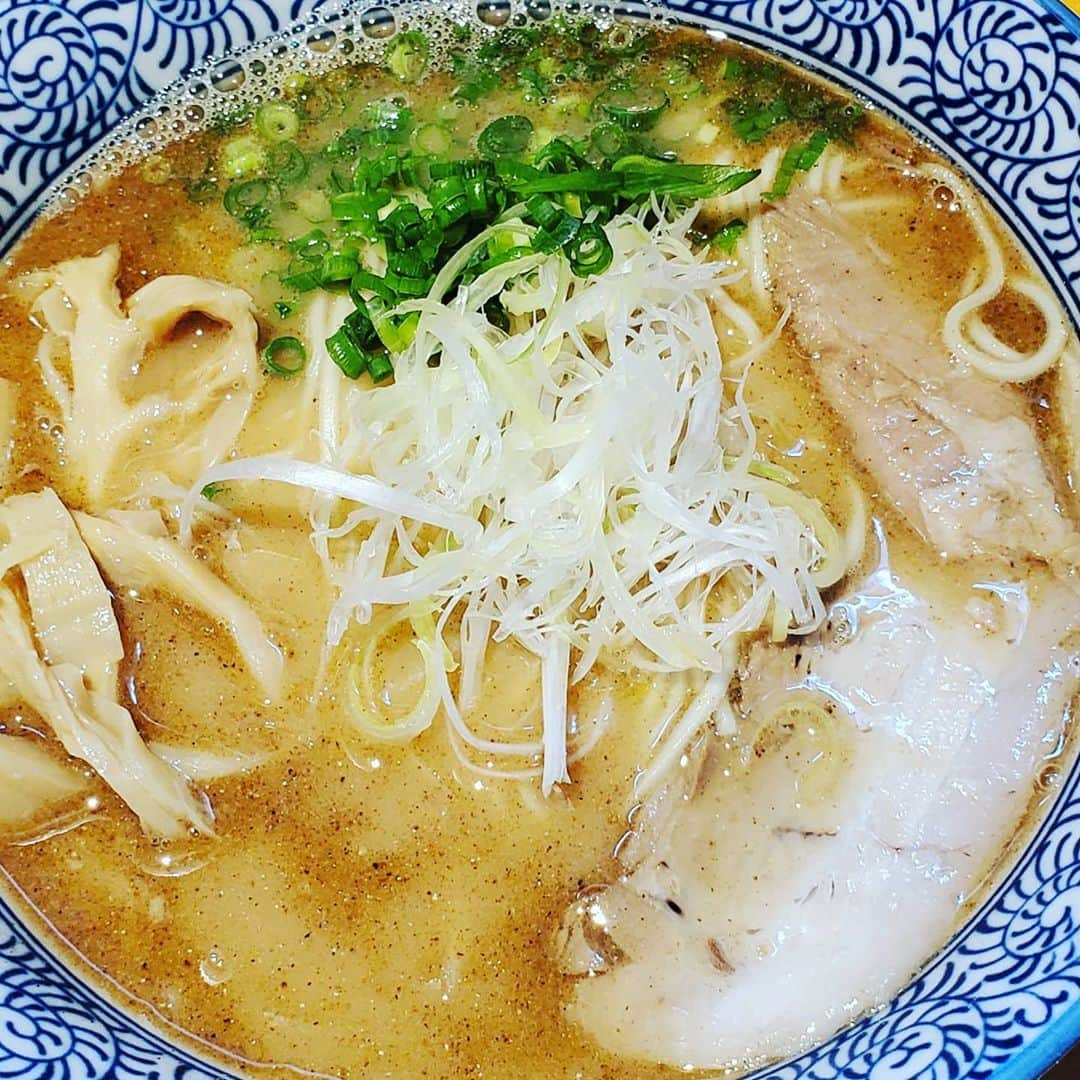 粉川真一さんのインスタグラム写真 - (粉川真一Instagram)「美味しい「鶏白湯煮干ラーメン」を頂いた！ 今日も一日頑張ろう！  #ラーメン #中華 #麺好き #鶏白湯」8月2日 1時06分 - mrt.kokawa