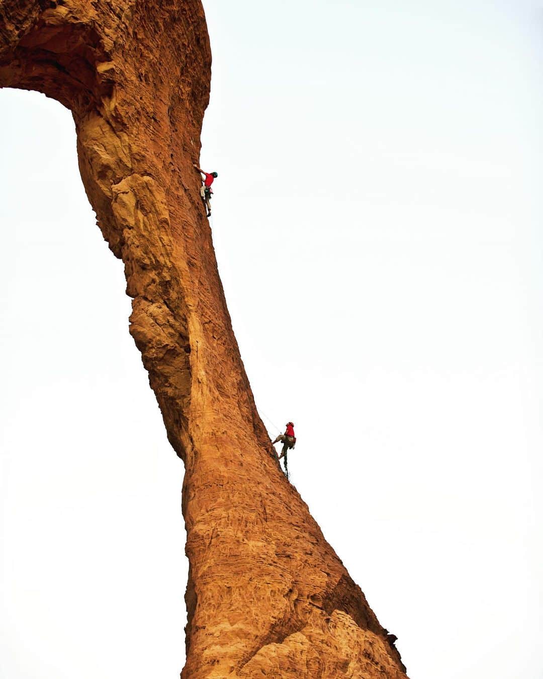 ジミー・チンさんのインスタグラム写真 - (ジミー・チンInstagram)「@onceuponaclimb on the first ascent of the Arch of Bishekele, Ennedi Desert, Chad, Africa. @thenorthface #neverstopexploring」8月2日 1時02分 - jimmychin