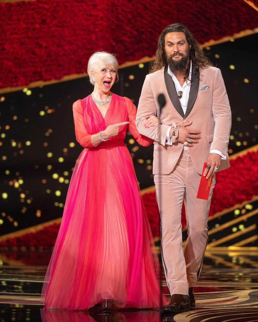 アカデミー賞さんのインスタグラム写真 - (アカデミー賞Instagram)「Pink never looked so good. A look back at Helen Mirren and Jason Momoa presenting the Oscar for Best Documentary Feature in 2019.」8月2日 1時02分 - theacademy