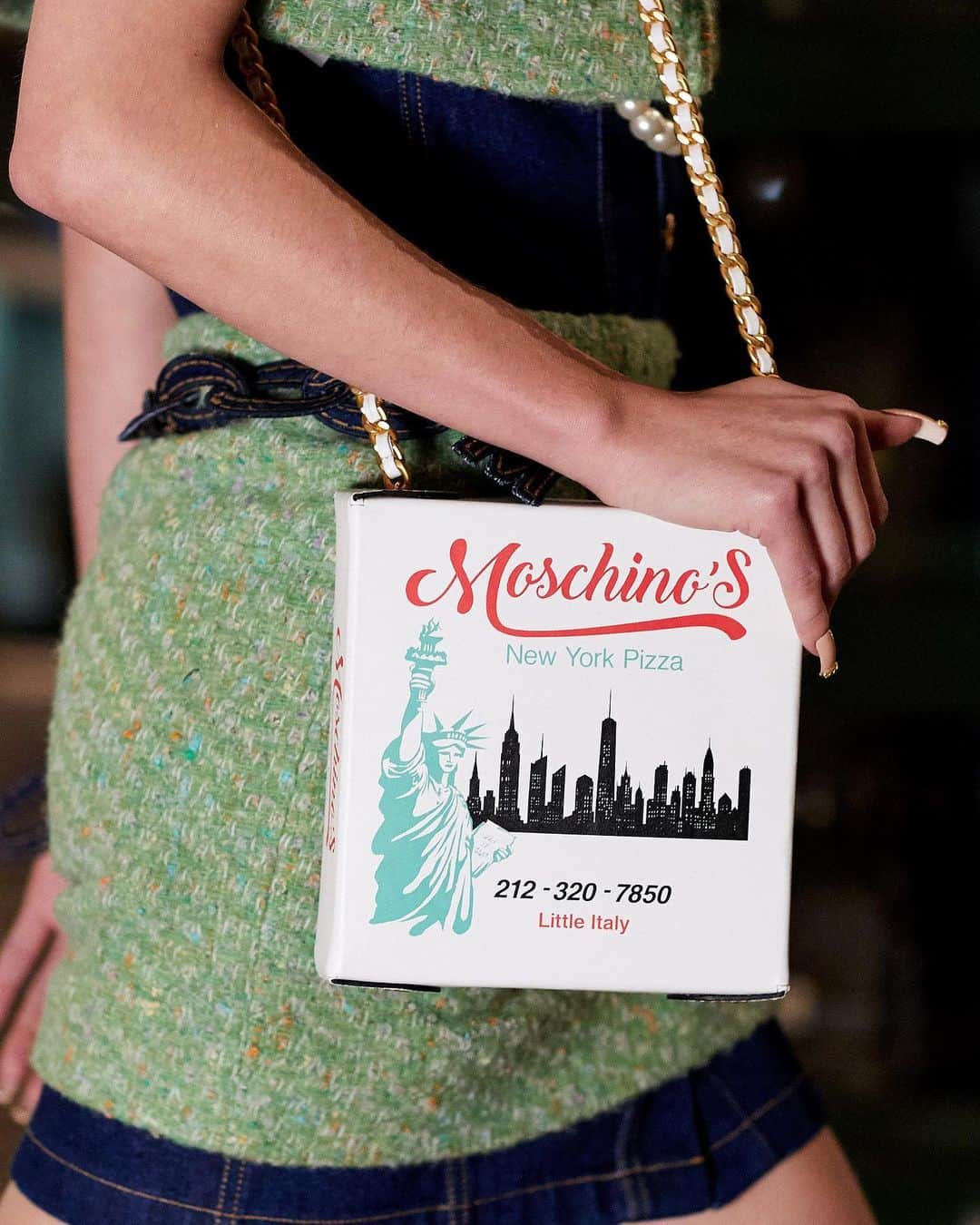 Fashion Weekのインスタグラム：「You wish your bag game was this good 👏 @moschino delivering carry-everywhere accessories at its December 2019 presentation. 📸 by @gettyimages」