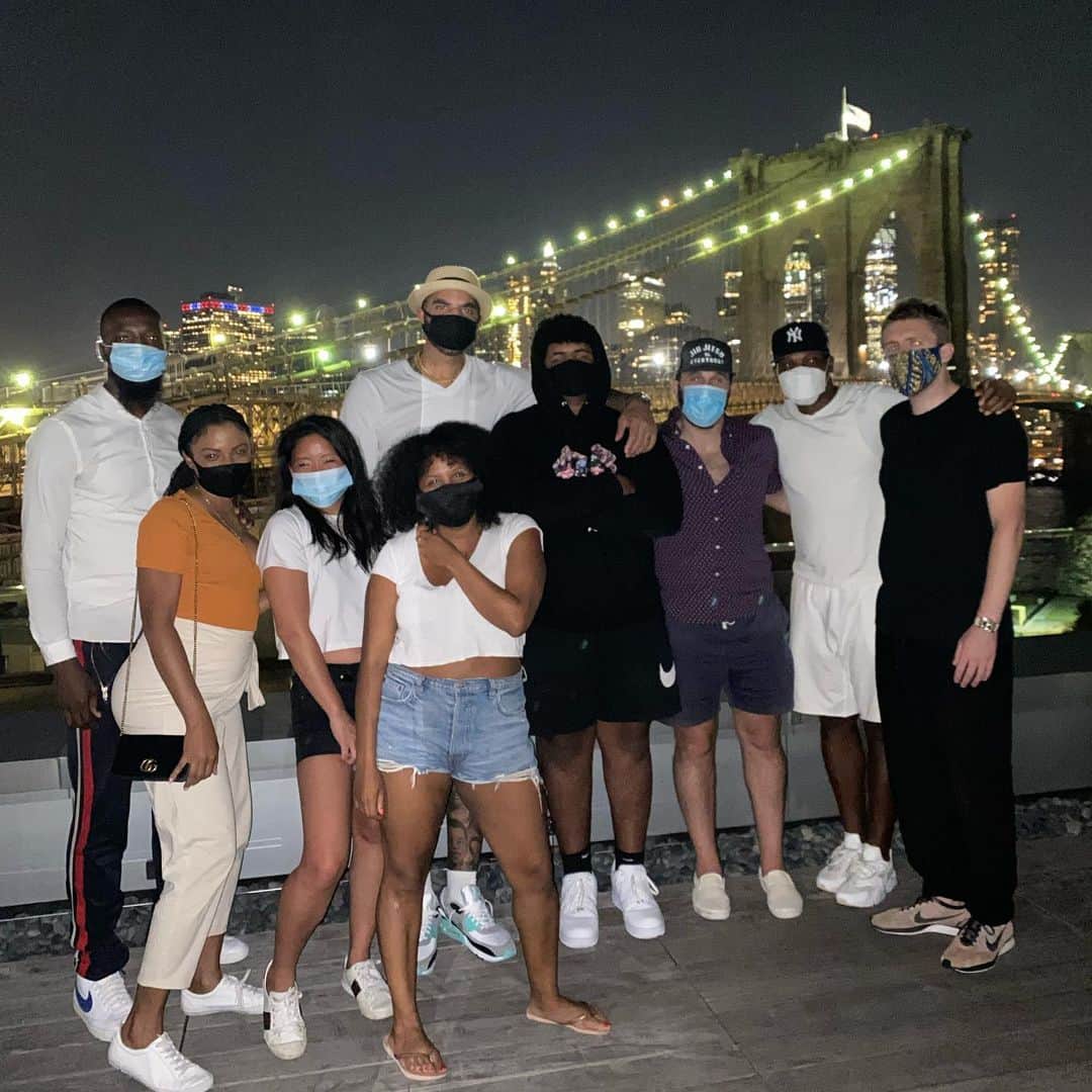 カルロス・ブーザーのインスタグラム：「Great Time Catching Up With The Crew!!! #maskonbbq #HOLDAT 😷」